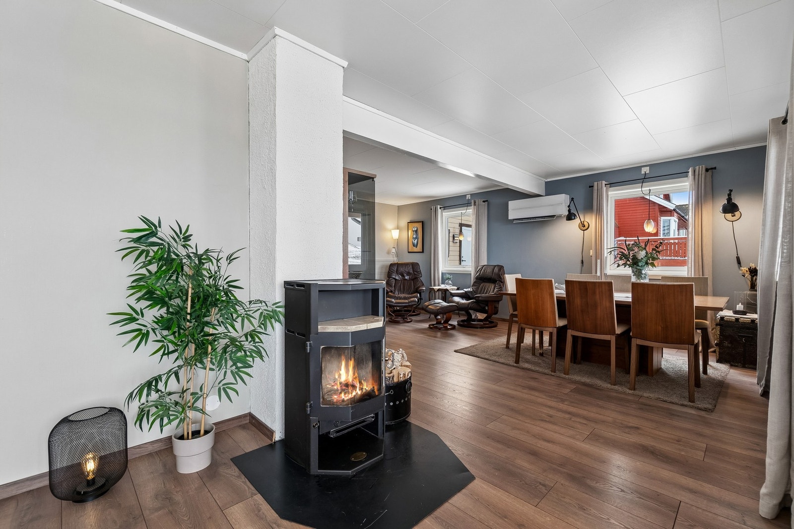 En av boligens to vedovner er plassert i stuen og gir god varme. Galleribilde