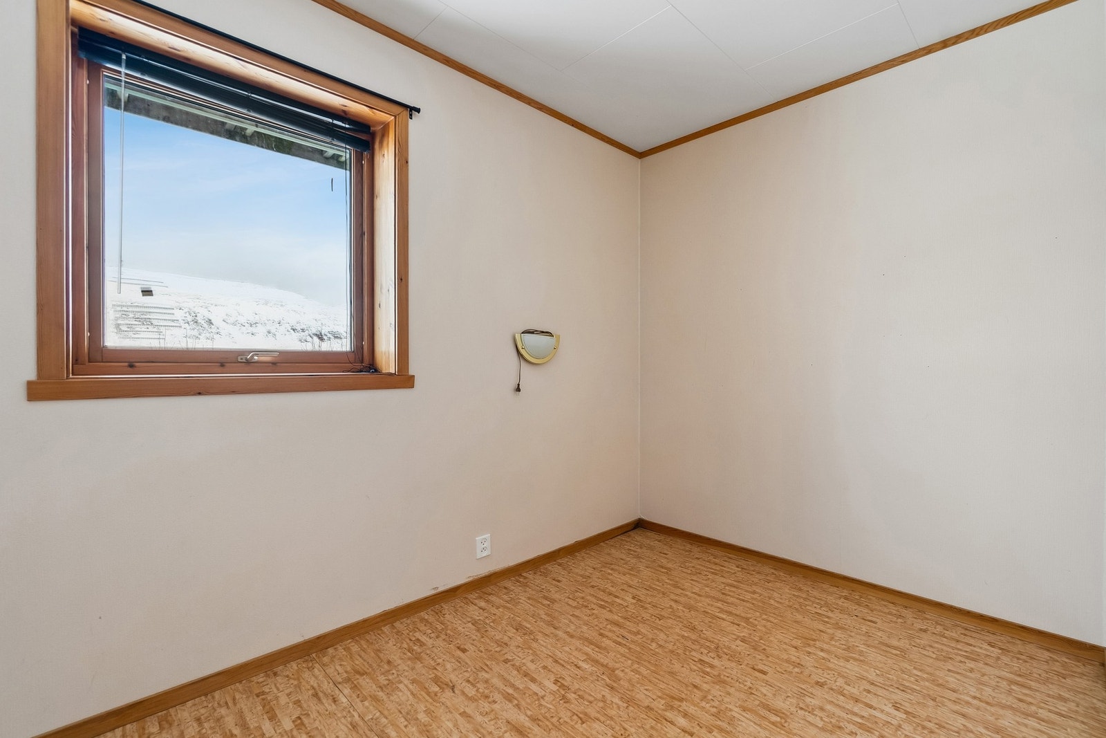 Soverom med plass til seng og garderobeløsning. Galleribilde