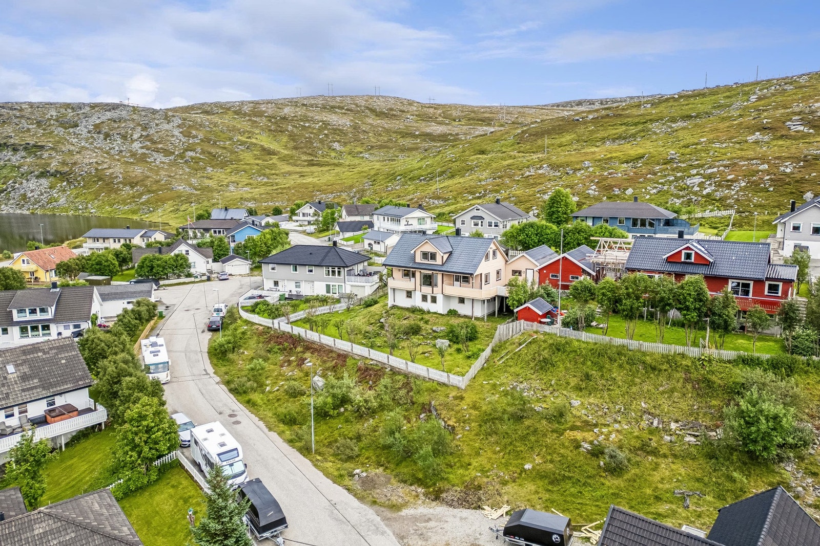 Eiendommen ligger i et etablert boligområde med nærhet til turterreng. Galleribilde