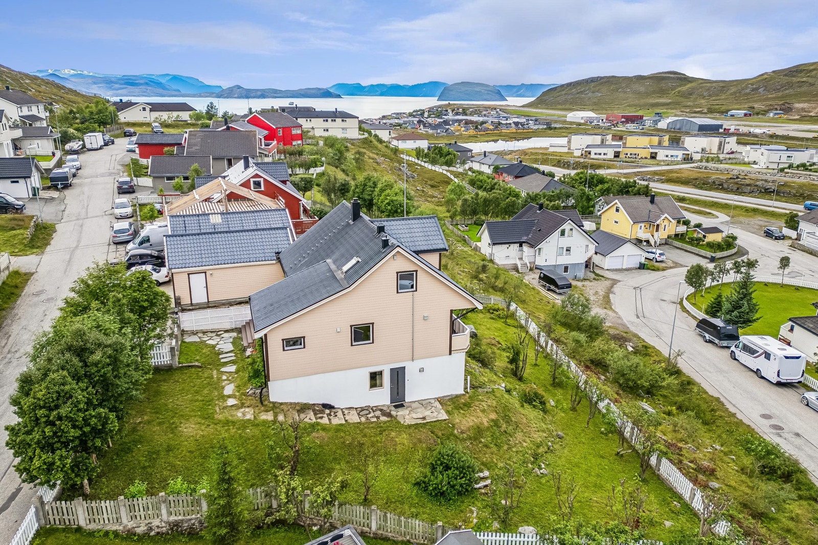 Fra eiendommen er det utsikt mot sjøen og Hammerfest lufthavn. Galleribilde