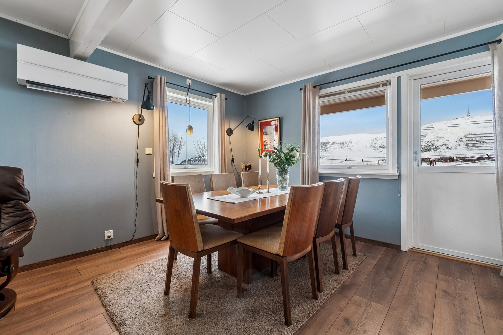 Spisestuedelen har utgang til verandaen. Galleribilde