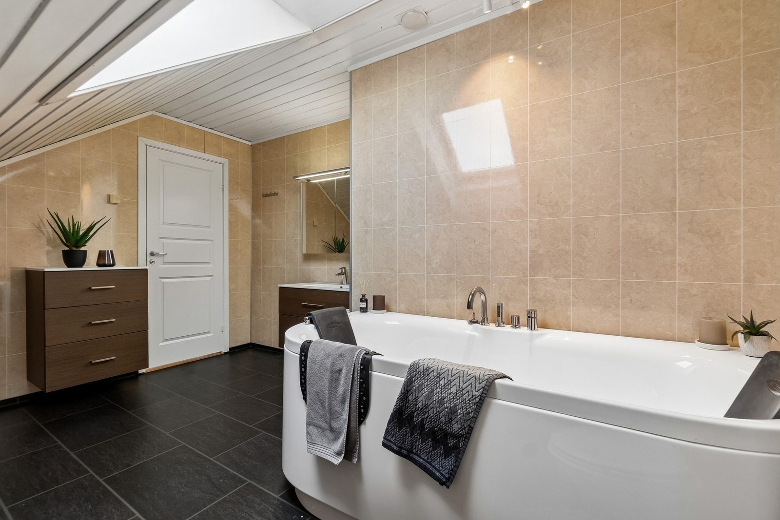 Badet på loftet ble oppgradert i 2017 og er innredet med badekar. Galleribilde