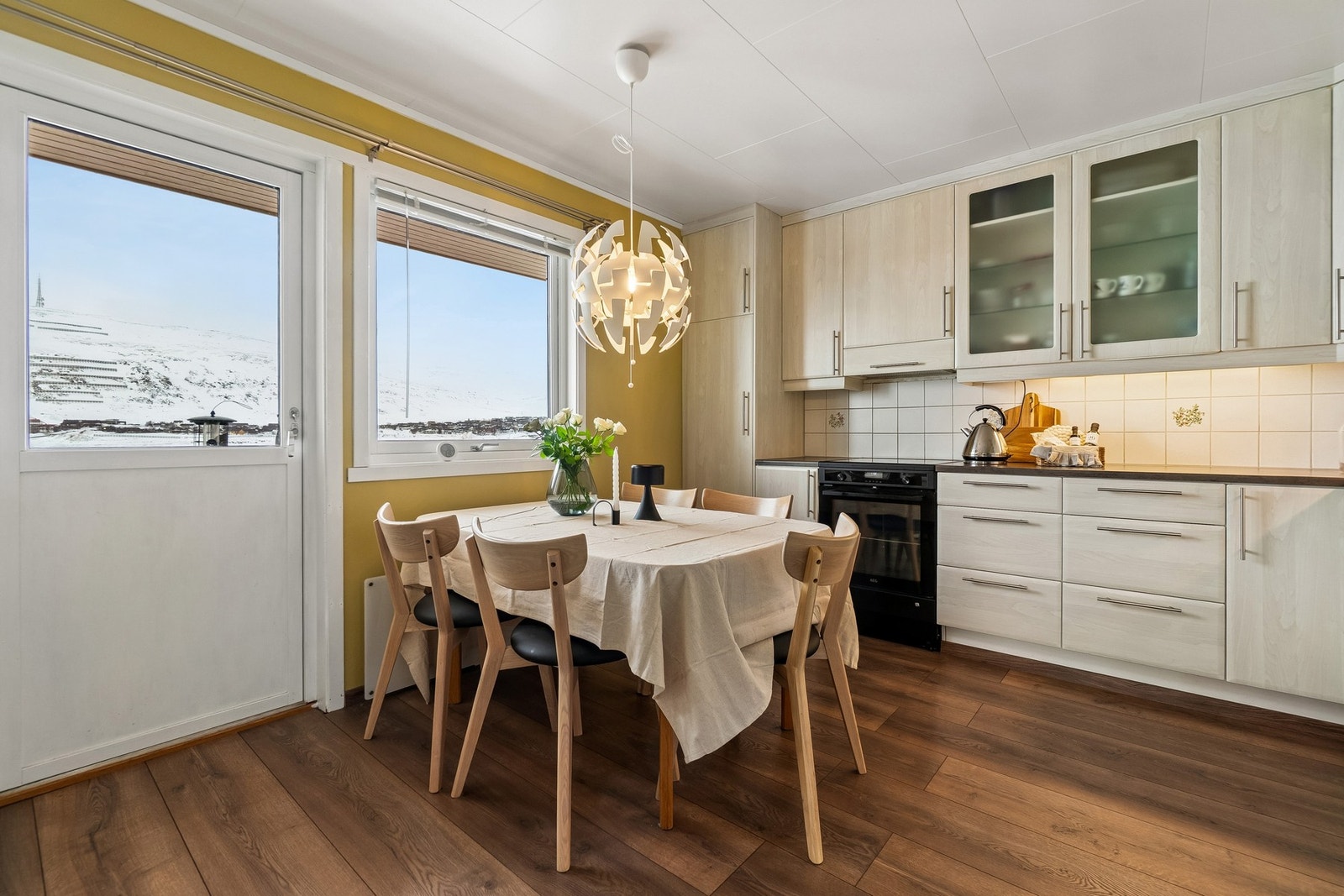 Fra kjøkkenet er det utgang til en av boligens uteplasser. Totalt 55 m² terrasse- og balkongareal. Galleribilde
