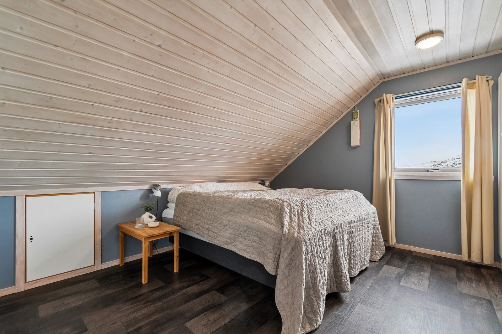 Et av tre soverom i loftsetasjen, med plass til dobbeltseng. Galleribilde