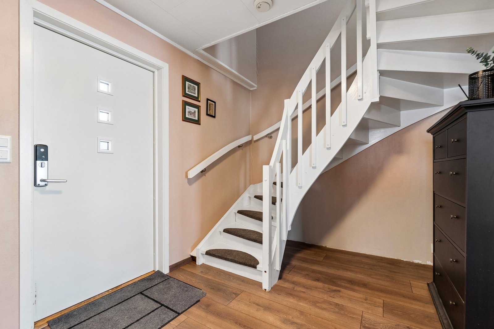 Entré i hovedetasjen med malt tretrapp som leder opp til loftsetasjen. Galleribilde