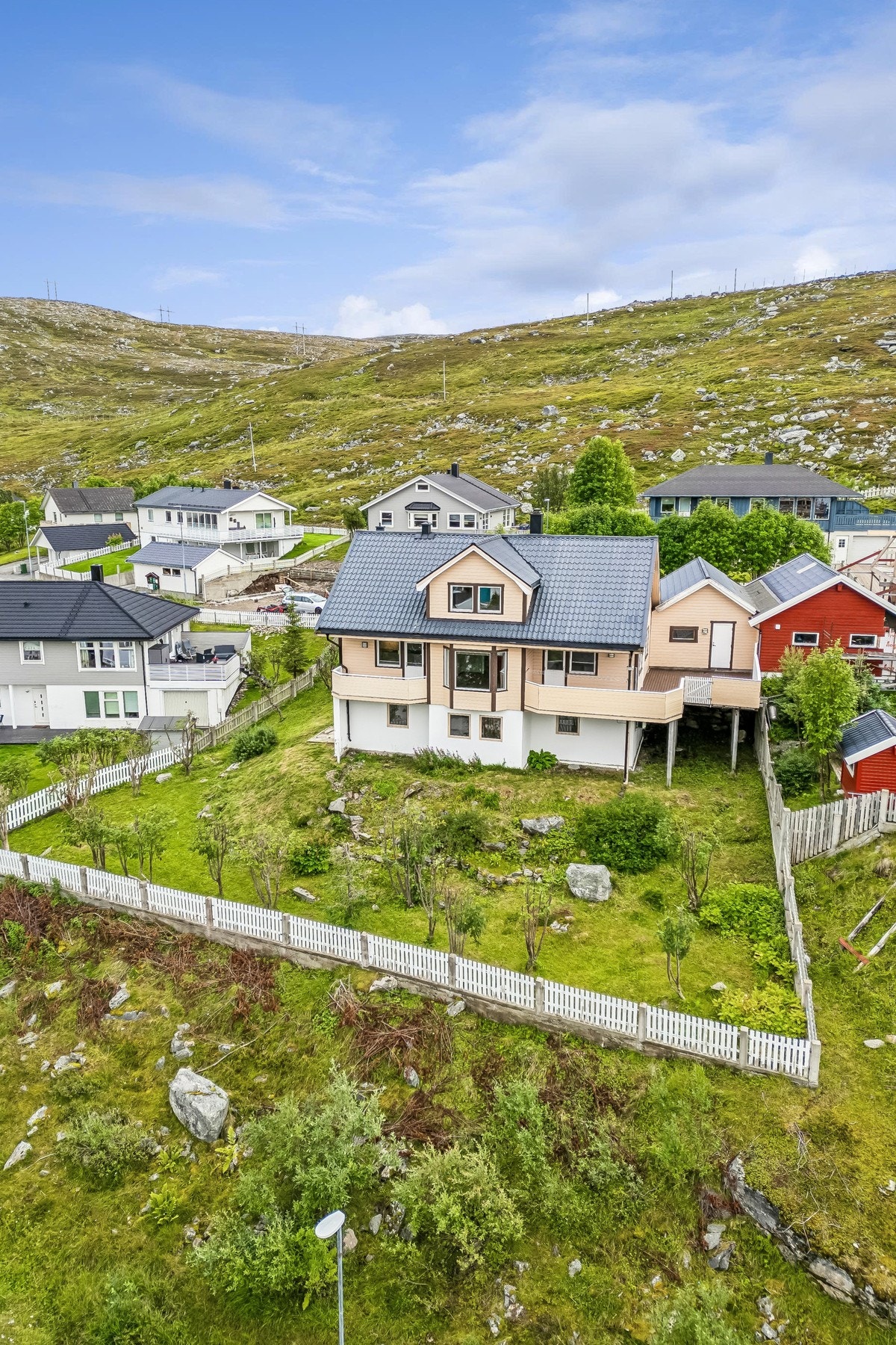 Enebolig over tre plan med liggende bordkledning og taktekking av stålplater. Galleribilde