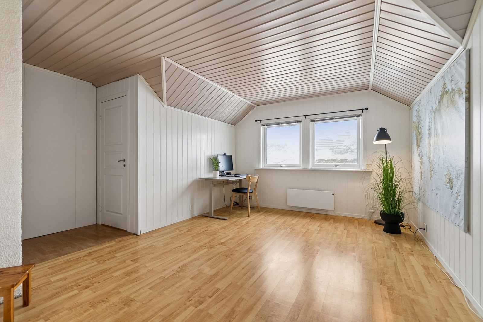 Lys og romslig loftstue med flere bruksmuligheter. Galleribilde