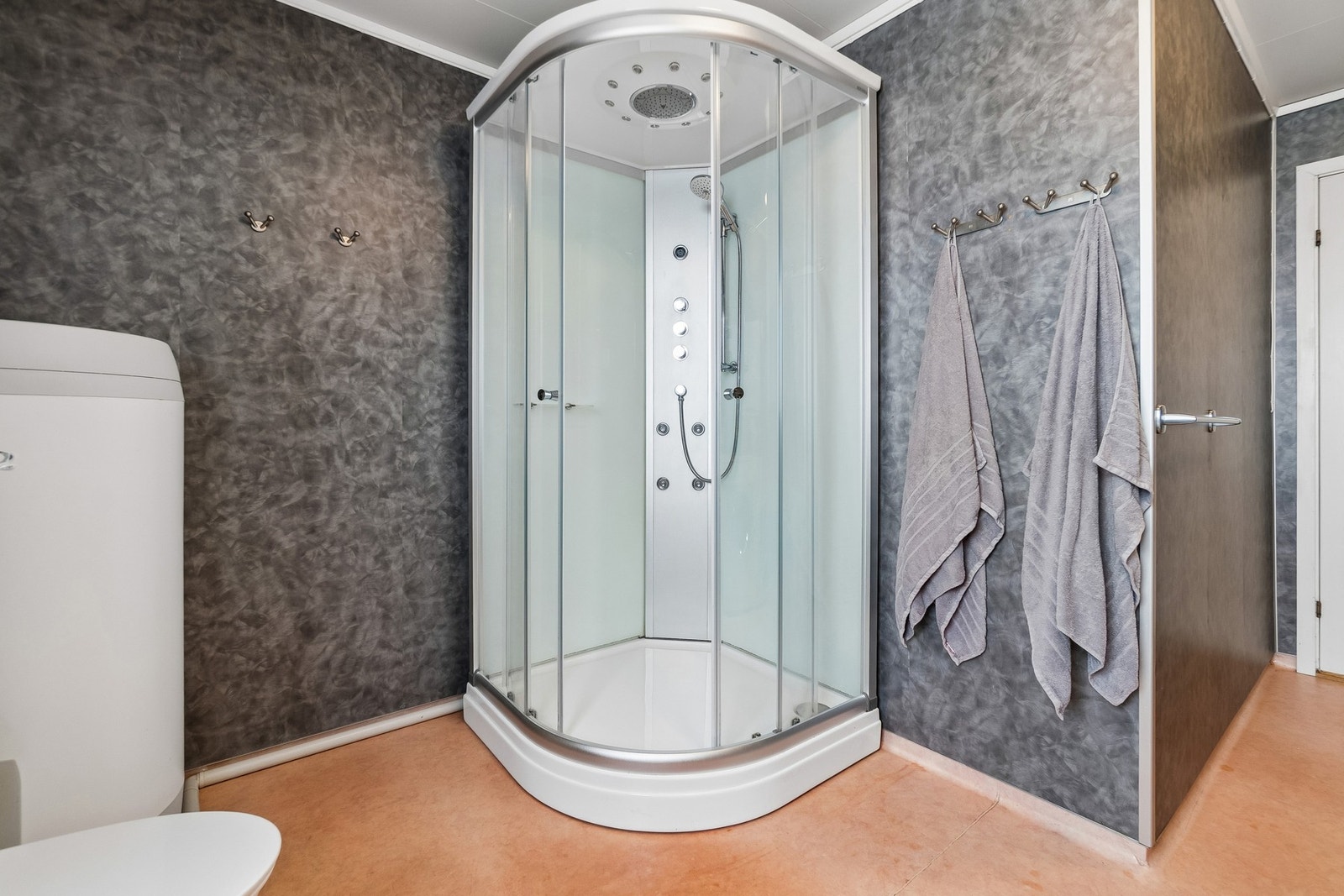 Dusjkabinett og toalett på badet ble fornyet i 2021. Galleribilde