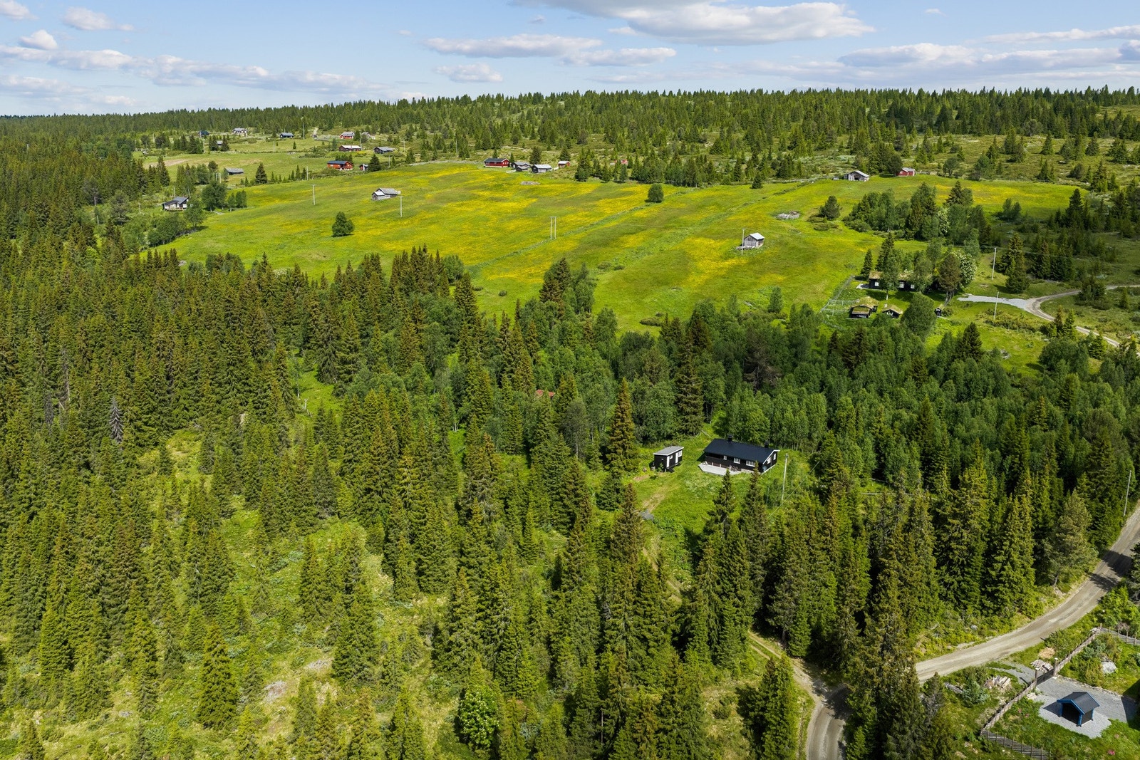 Her får du naturskjønne omgivelser og et rikt aktivitetstilbud året rundt, med gode muligheter for fotturer, sykling, kajakkpadling og fiske. Galleribilde