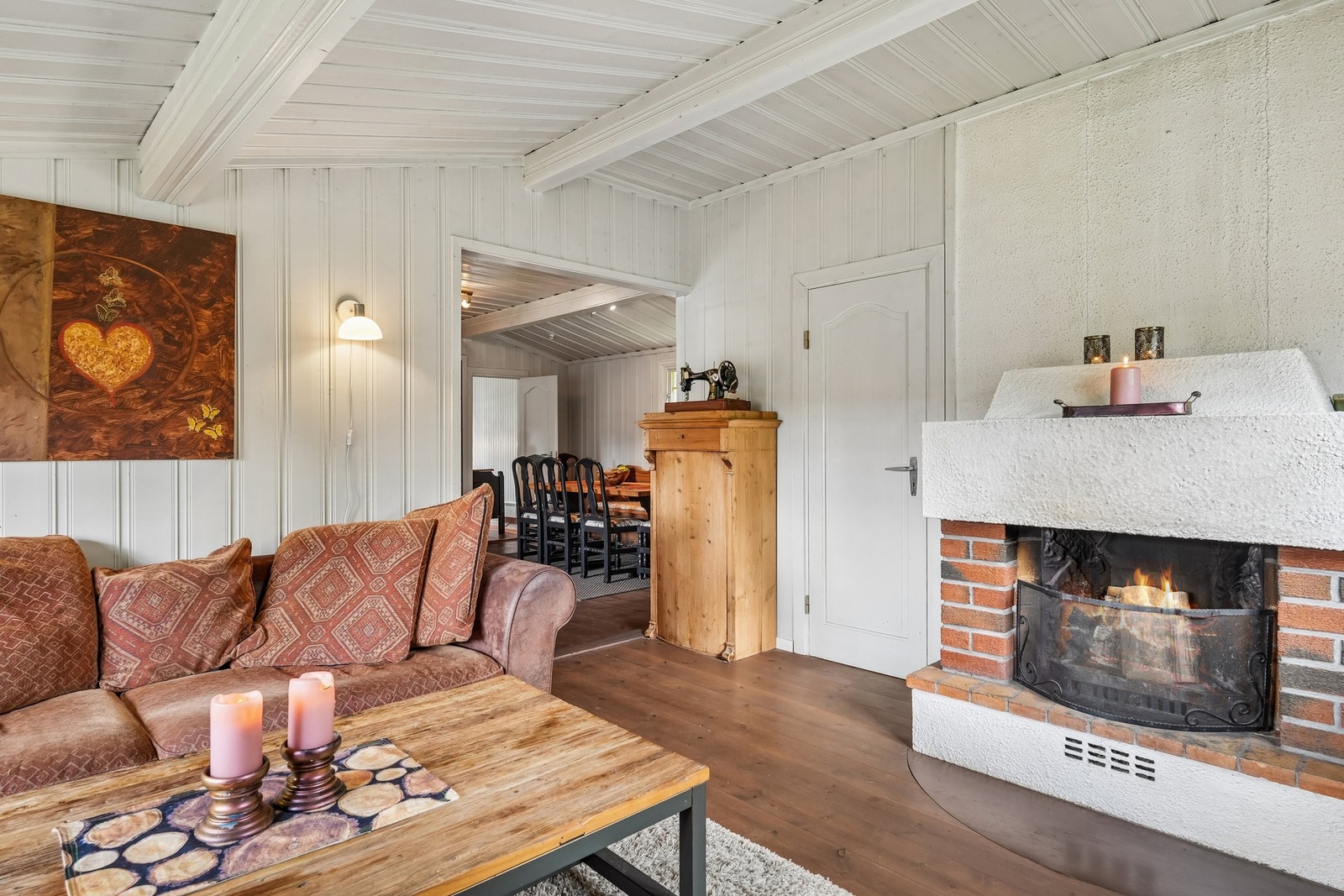 Åpen peis bidrar med lun varme men er også et flott blikkfang. Galleribilde