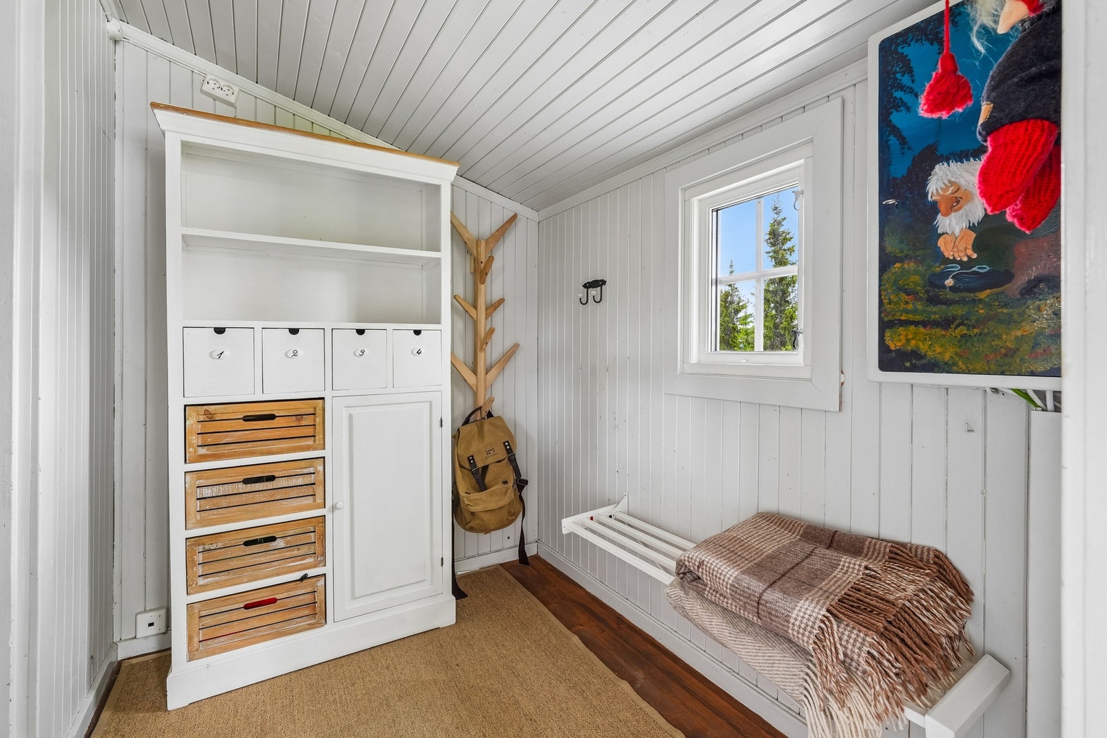 Entréen byr på skap for oppbevaring og lagring av tøy samt skohylle. Knagger på vegg for øvrig. Galleribilde