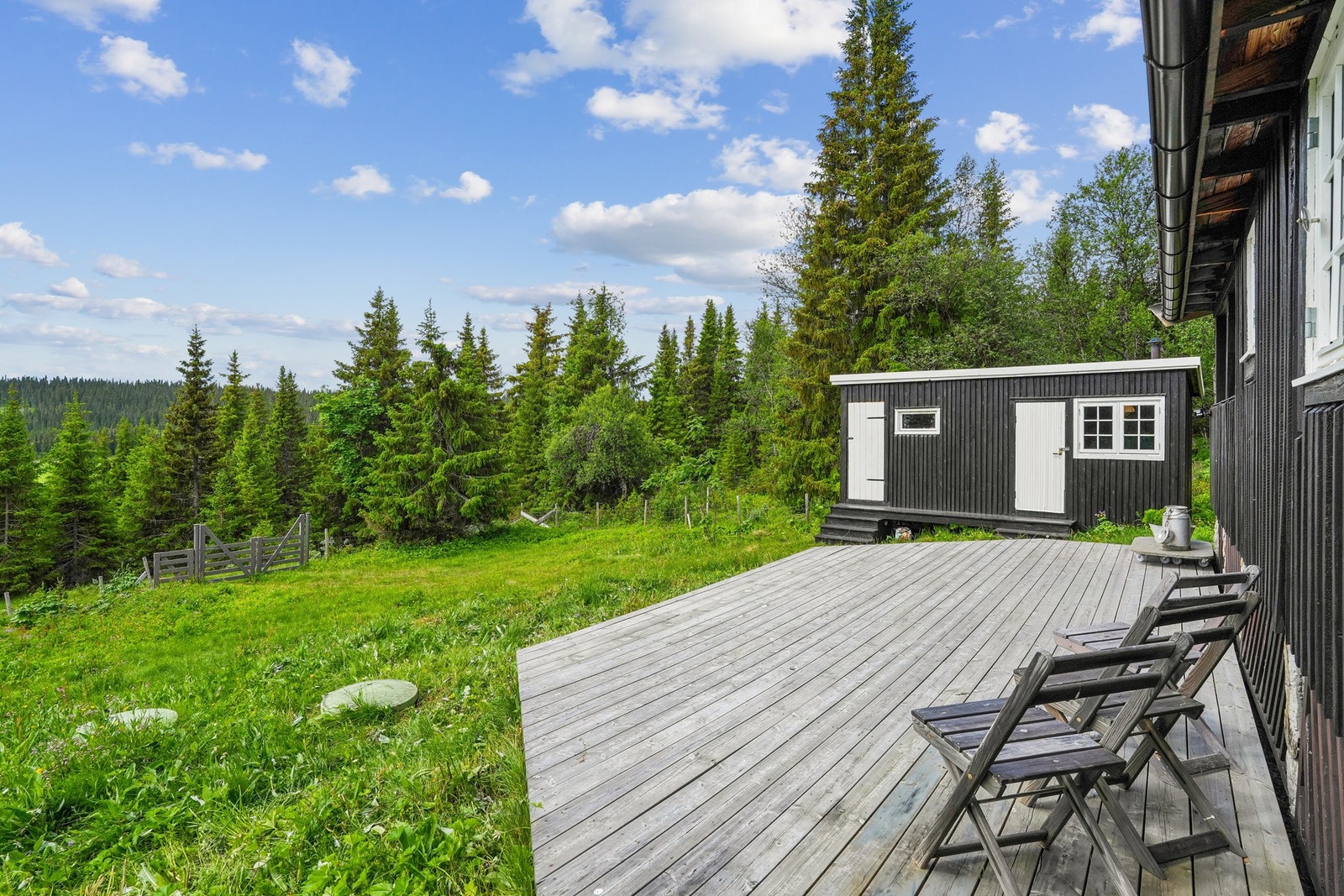 Eiendommen ligger usjenert, lunt og idyllisk til i et trivelig hytte- og stølsområde i Tisleidalen, ca. 900 moh. Galleribilde
