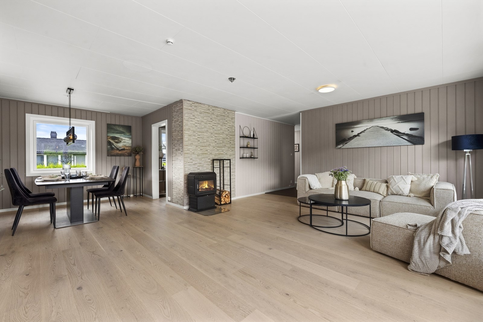 Stuen har god plass til en stor sofagruppe, i tillegg til en egen sone for lesekrok eller hjemmekontor. Fra stuen er det direkte utgang til uteplassen. Galleribilde