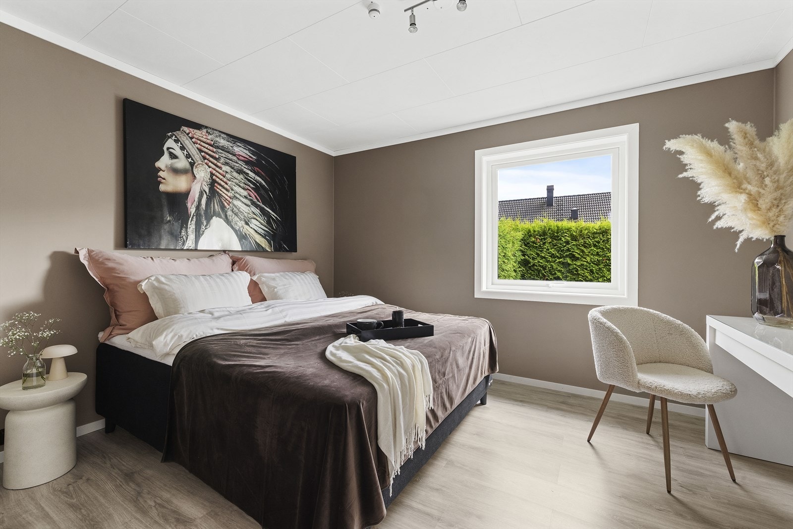 Etasjen huser også tre soverom. Hovedsoverommet vender mot den rolige hagen og har god plass til dobbeltseng, nattbord og garderobeløsning. Galleribilde