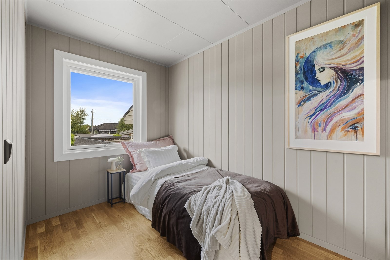 To av soverommene er malt i en behagelig, mørk beige farge og har en moderne standard. Det siste soverommet har panel på veggene i samme farge som stuen. Galleribilde