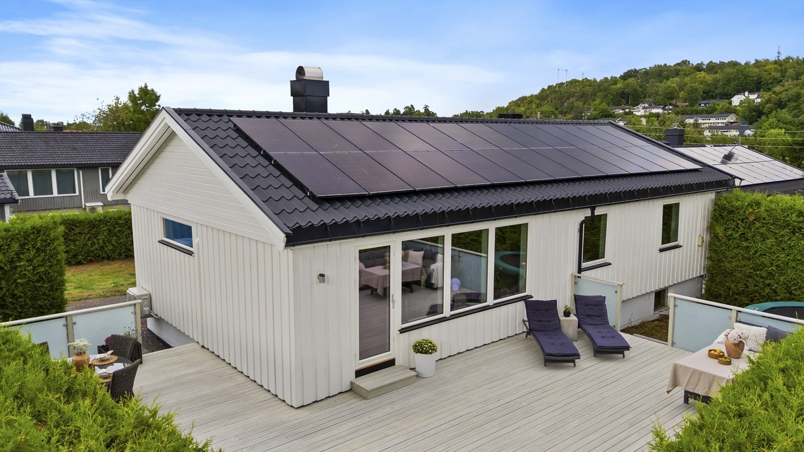 Fra stuen er det utgang til en stor, skjermet og sørvestvendt terrasse med plass til flere soner. Galleribilde