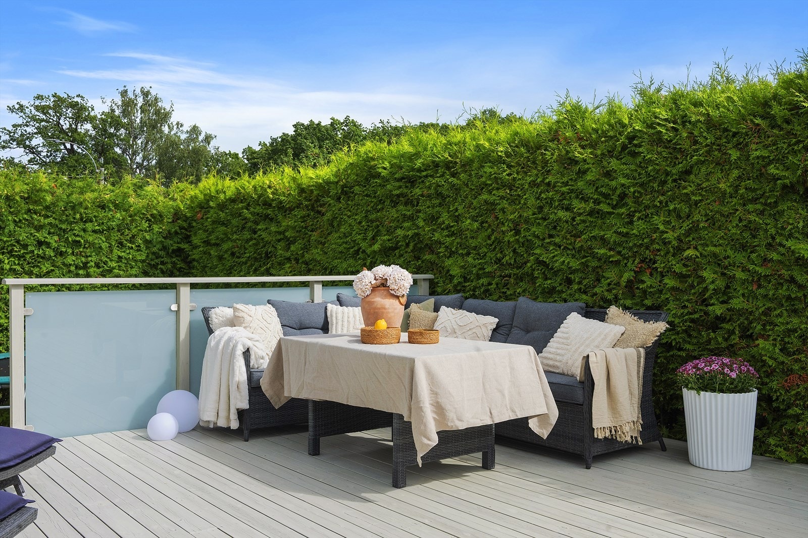Fra stuen er det utgang til en svært romslig og sørvestvendt terrasse med plass til flere sittegrupper, grill og solsenger. Galleribilde