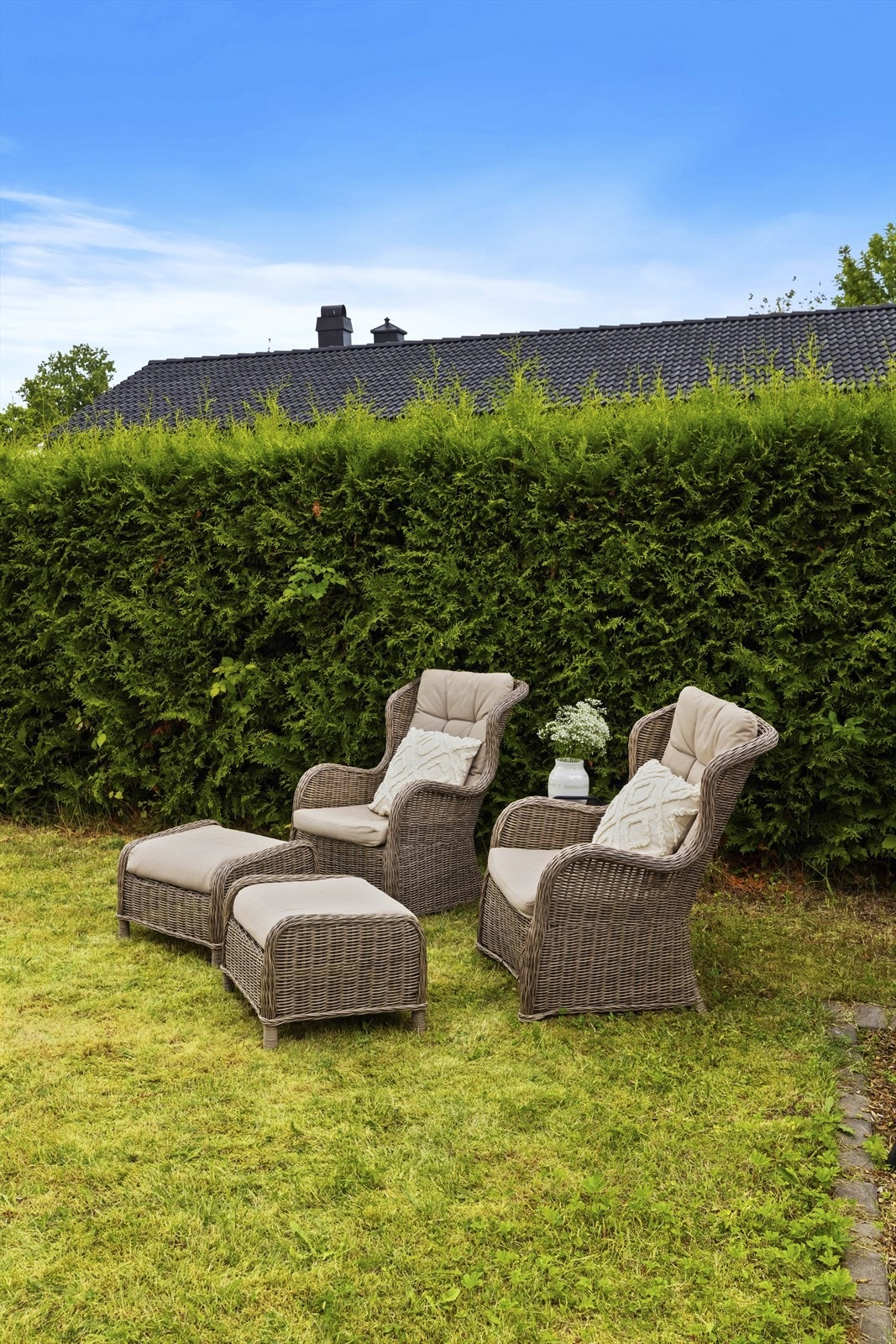 Fra terrassen er det trapp ned til en avskjermet hageflekk med plass til for eksempel trampoline eller jacuzzi. Galleribilde