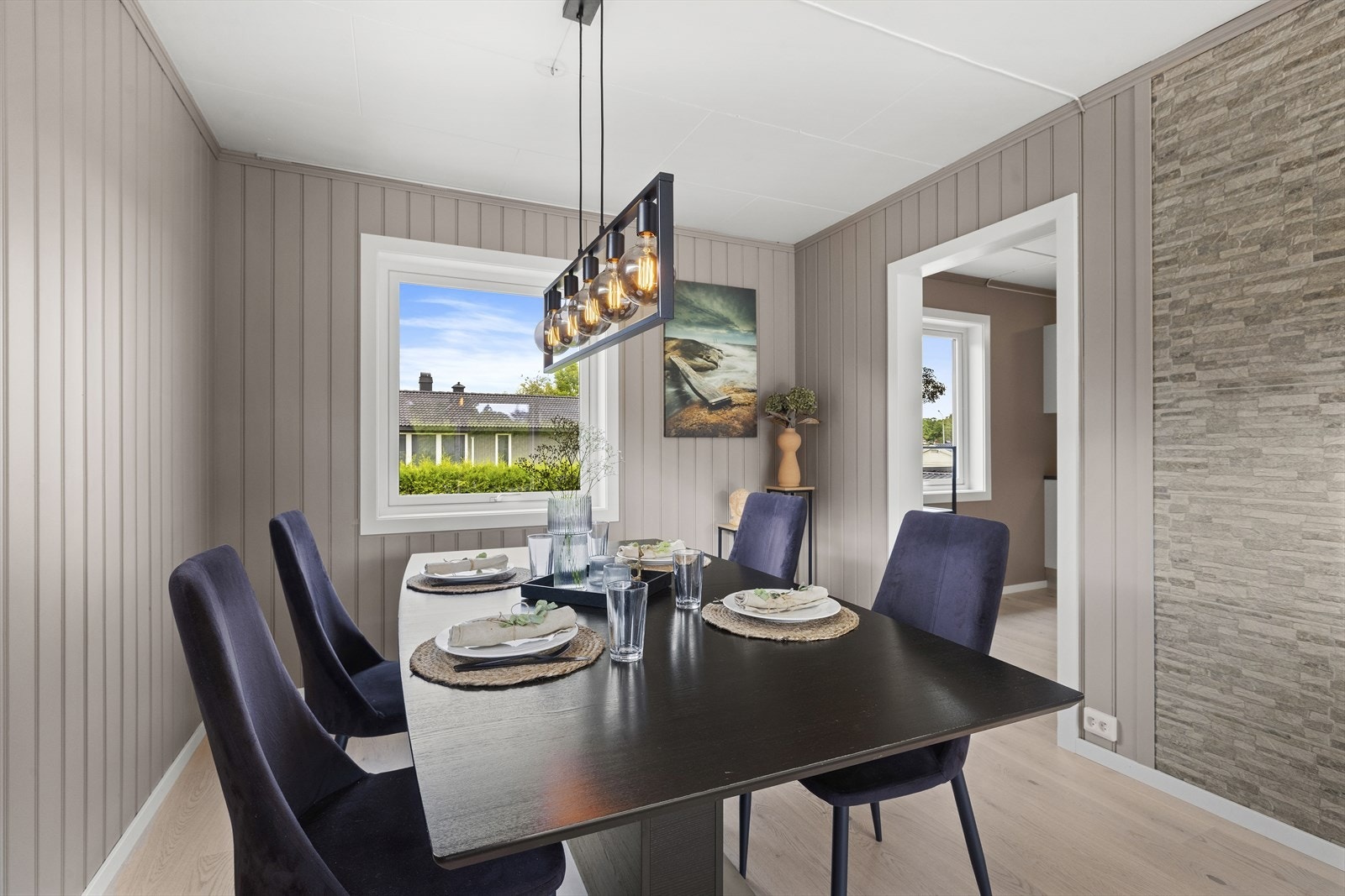 Spisestue med god plass til langbord. Dette er en perfekt arena for hyggelige middager og selskaper med familie og venner. Galleribilde