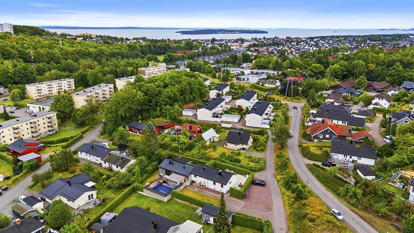 Hortensmarka ligger også rett utenfor med mange fine turmuligheter sommer som vinter. Her finnes både korte, familievennlige runder og lengre turer gjennom skogen. Galleribilde