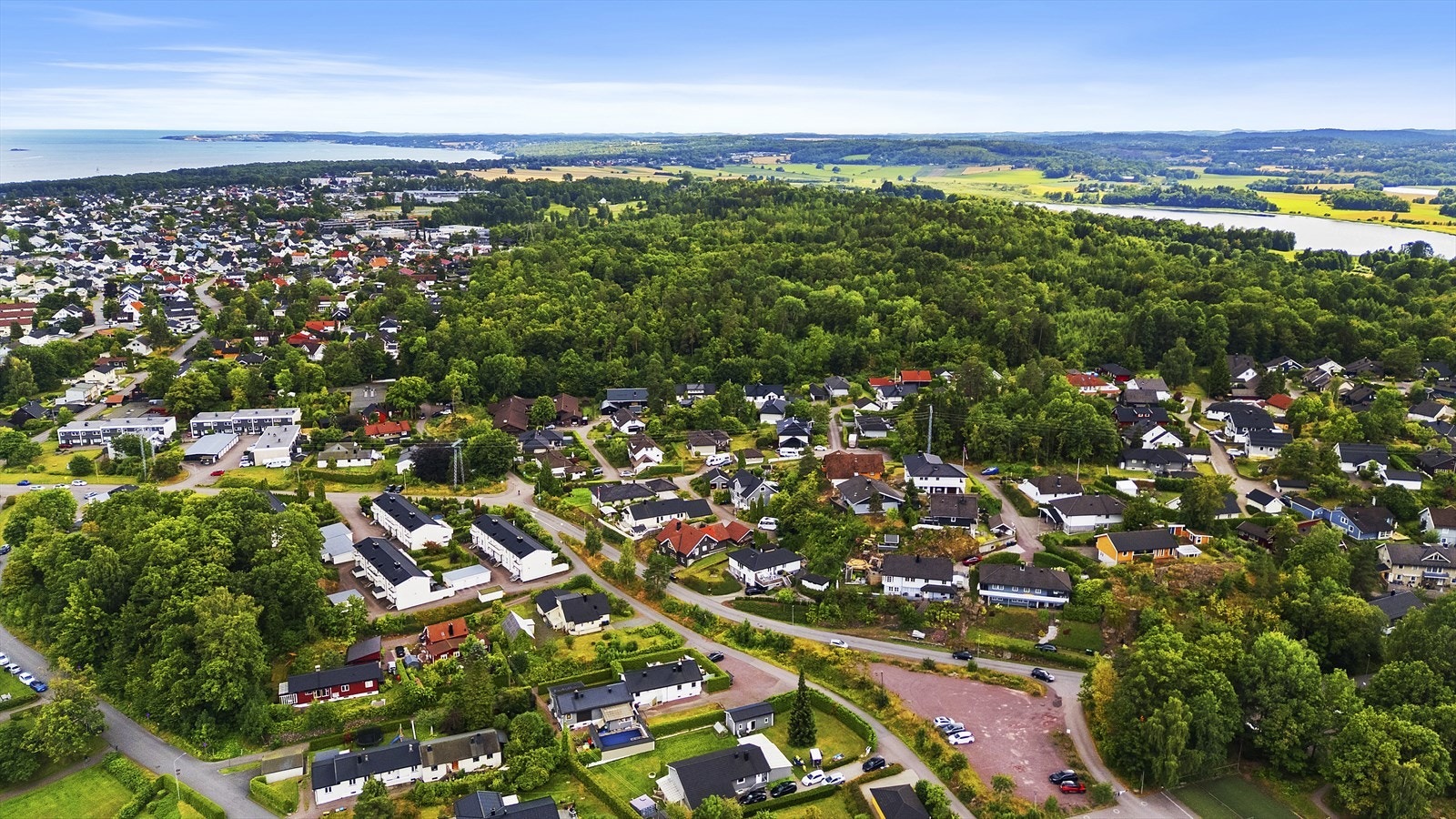 Eiendommen er beliggende i Holtandalen som er et etablert og barnevennlig boligområde med særdeles kort vei til barnehager, skoler og kollektivtransport. Galleribilde