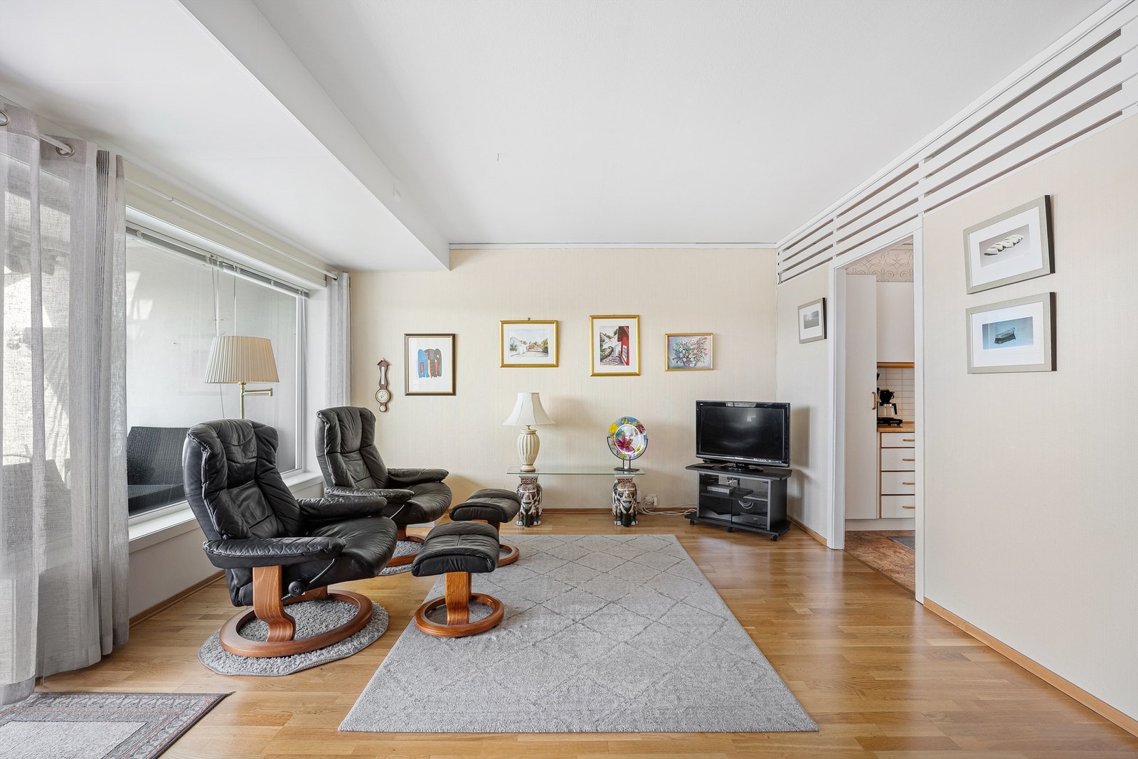 God plass til flere sittegrupper i stuen. Galleribilde