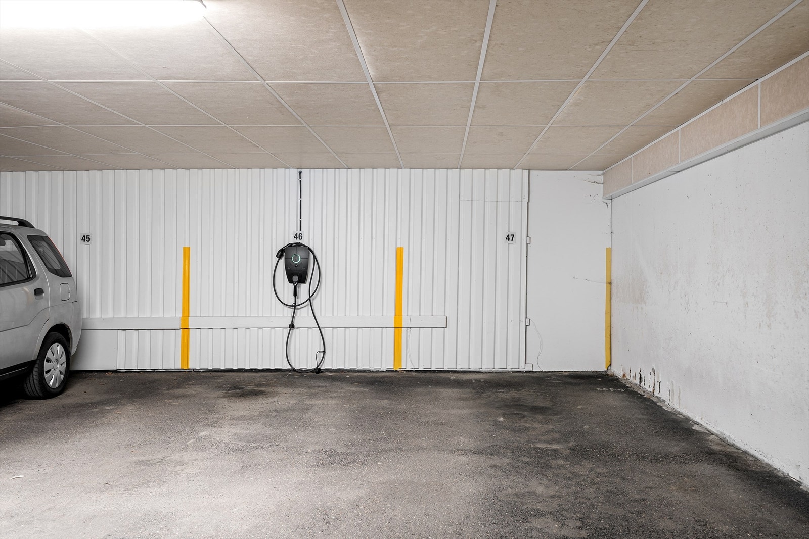 Biloppstillingsplass i garasjeanlegg, plass nr 47. Det er heis ned til garasjen fra fellesoppgang. Galleribilde