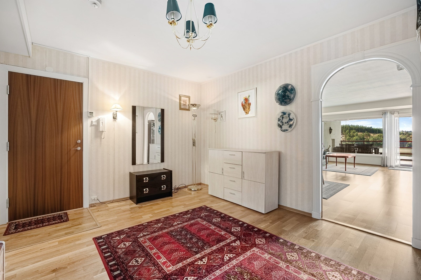 Stor gang med god plass til klesoppbevaring. Galleribilde