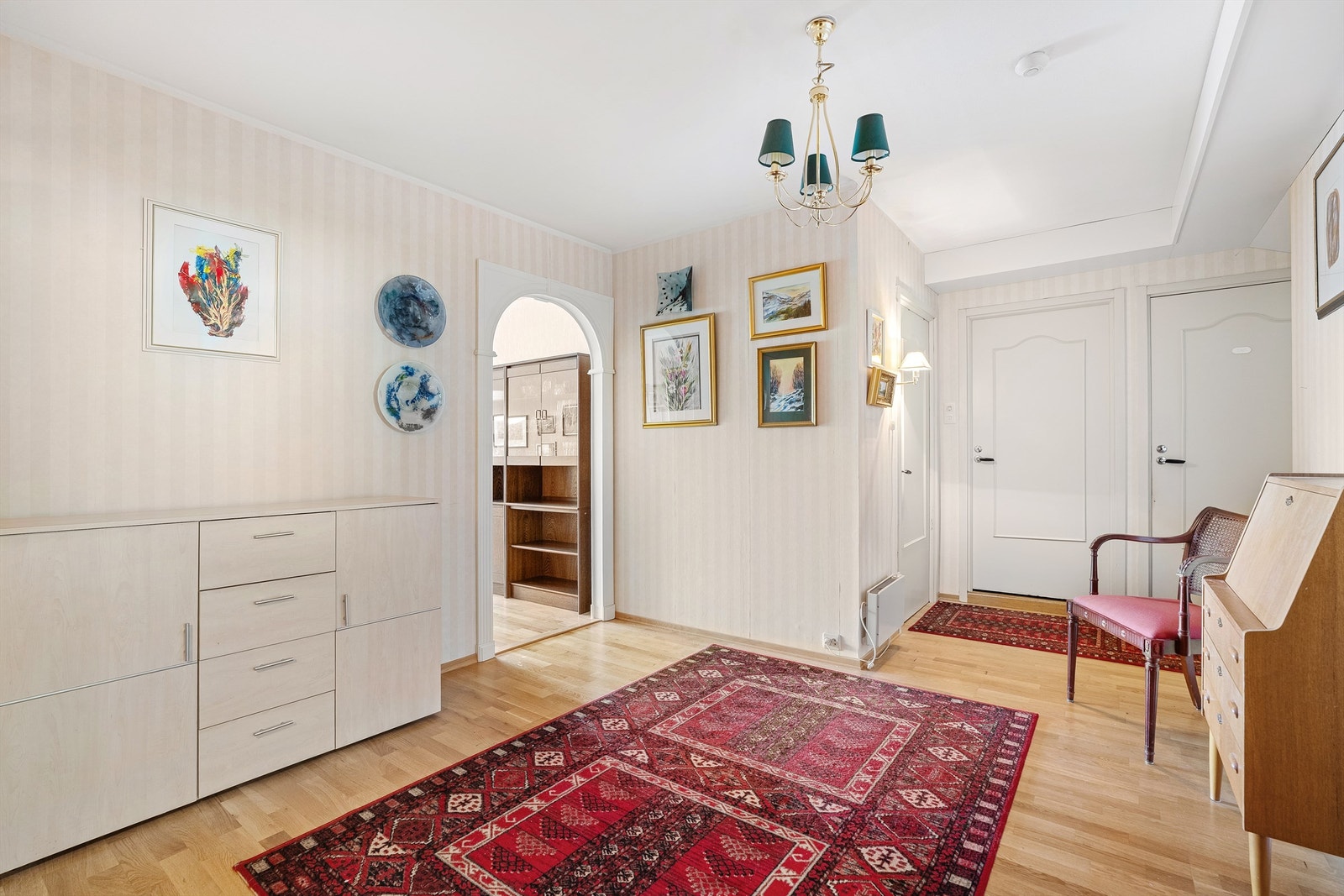 Lyse, tapetserte veggflater. Direkte adkomst til innvendig bod fra gangen. Galleribilde