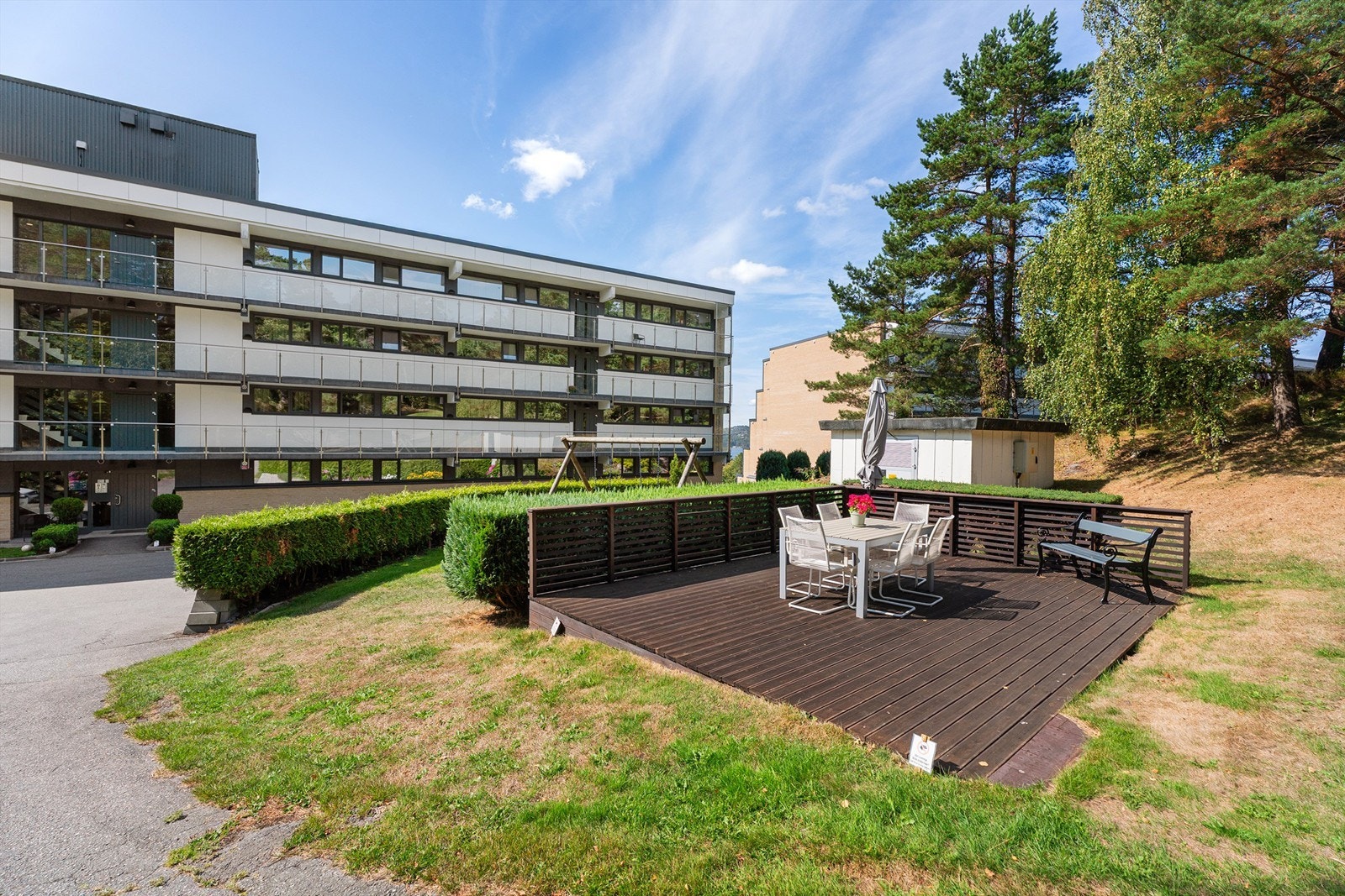 Flotte fellesområder på borettslagets tomt. Galleribilde