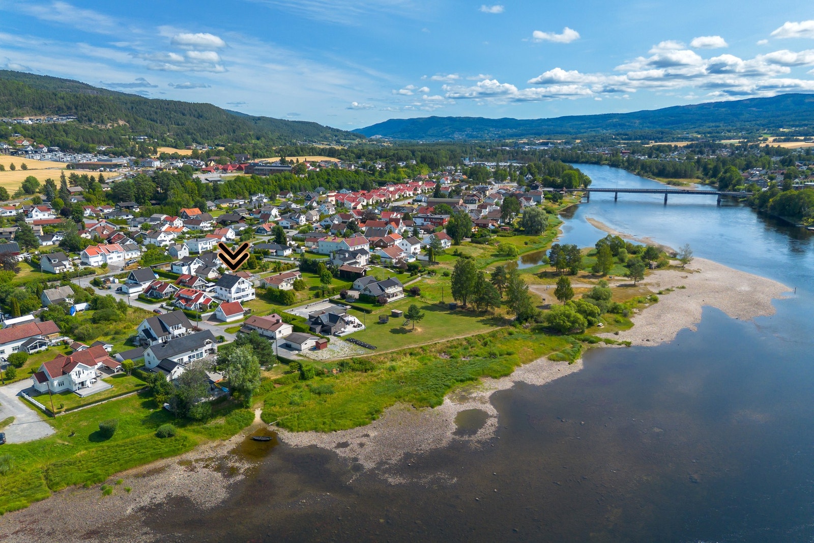 Kombinasjonen av rolige omgivelser, gode servicetilbud, nærhet til natur og enkel adkomst til sentrum gjør dette til et attraktivt sted å bo - enten man er førstegangskjøper, etablert eller ønsker en familievennlig beliggenhet med det meste innen rekkevid Galleribilde