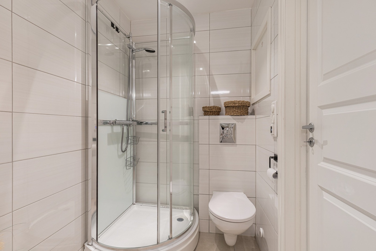 Badet ble renovert i 2019 og har flislagte gulv og vegger i lyse og tidløse fargetoner. Galleribilde