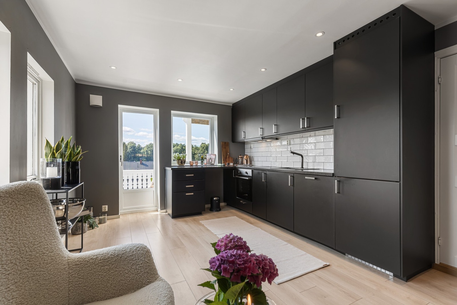 Velkommen til Risøraveien 7C - en innbydende 3-roms leilighet på 39 m² BRA-i med en hyggelig terrasse på ca. 9 m². Galleribilde