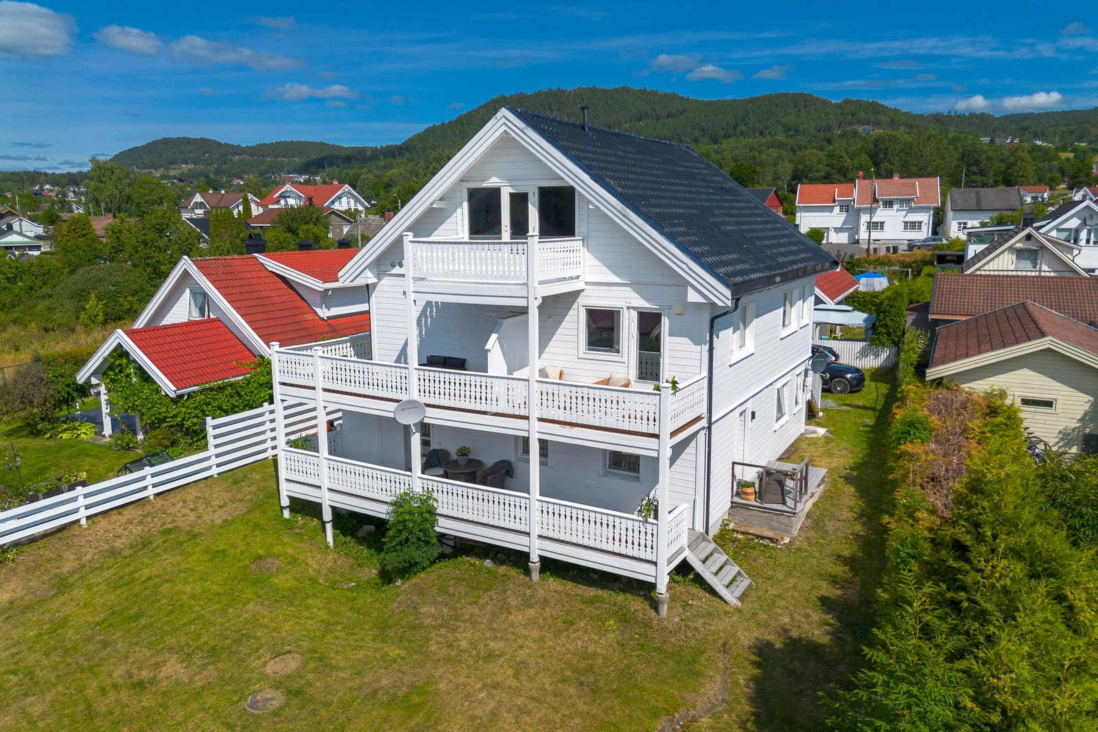 Et fint sted for deg som setter pris på muligheten til å trekke ut i friluft på varme dager, samtidig som boligen ligger i et rolig og etablert boligområde. Galleribilde