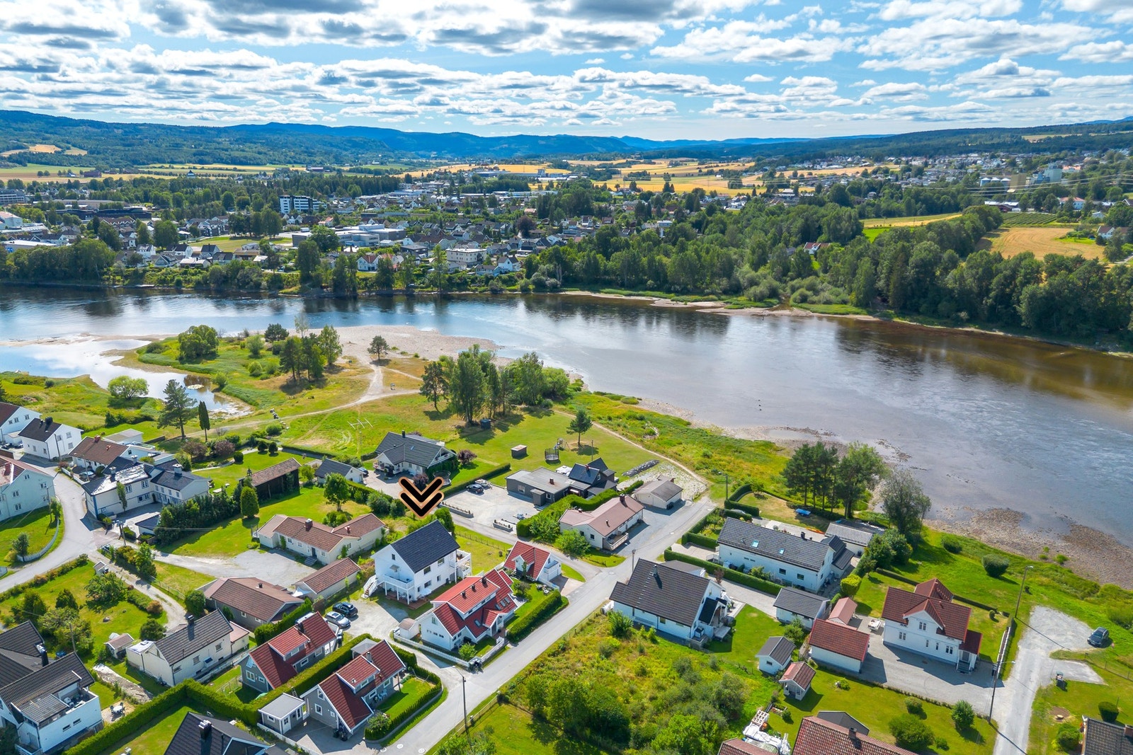 Både Lerberg kommunale barnehage, Hokksund barneskole, Hokksund ungdomsskole og Eiker videregående skole ligger innen kort avstand, noe som gjør hverdagslogistikken enkel og effektiv. Galleribilde