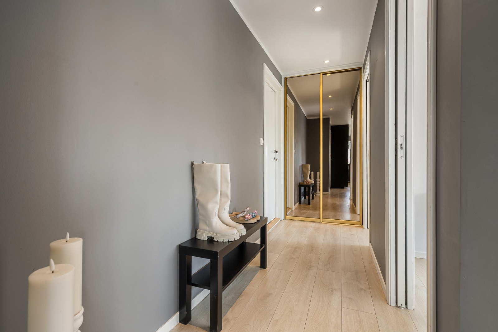 Velkommen inn i en praktisk entré med plass til oppheng av yttertøy og oppbevaring av sko. Galleribilde