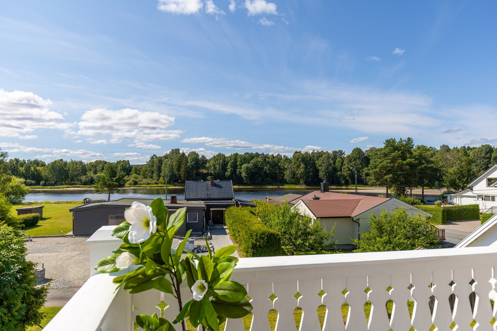 Eiendommen har i tillegg grøntarealer rundt boligen, som sammen med terrassen skaper en trivelig ramme rundt uteområdet Galleribilde