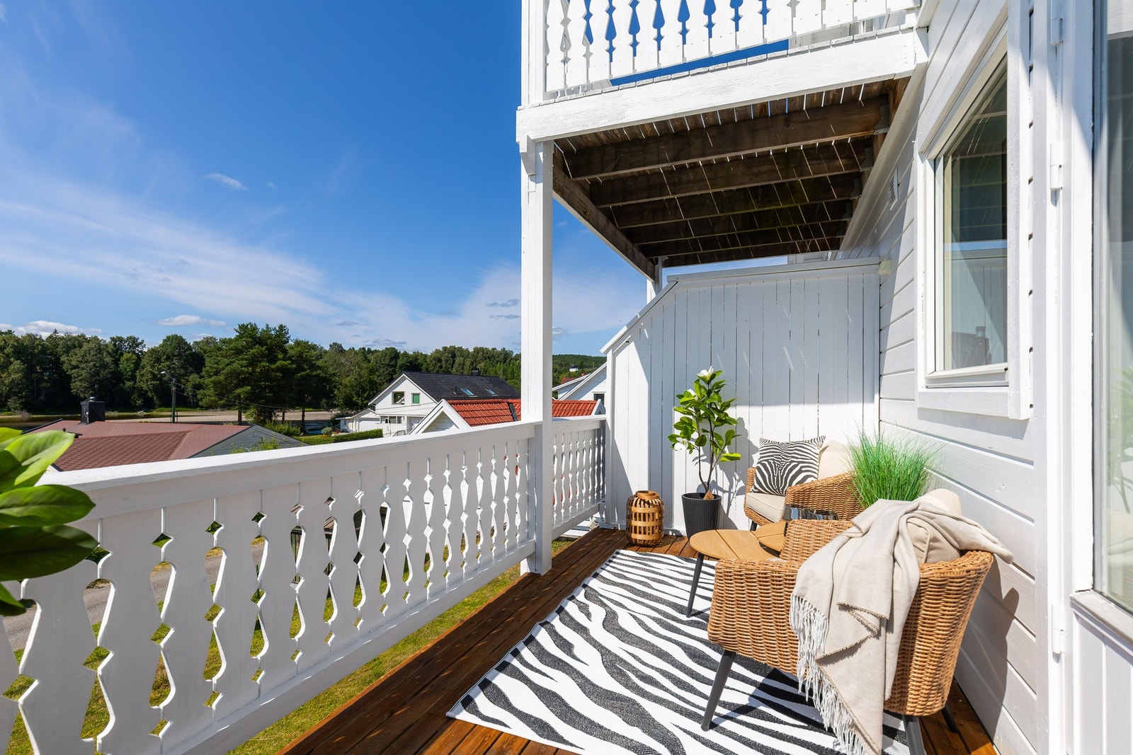 Boligen har en hyggelig terrasse på ca. 9 m² med gode sol- og utsiktsforhold. Galleribilde