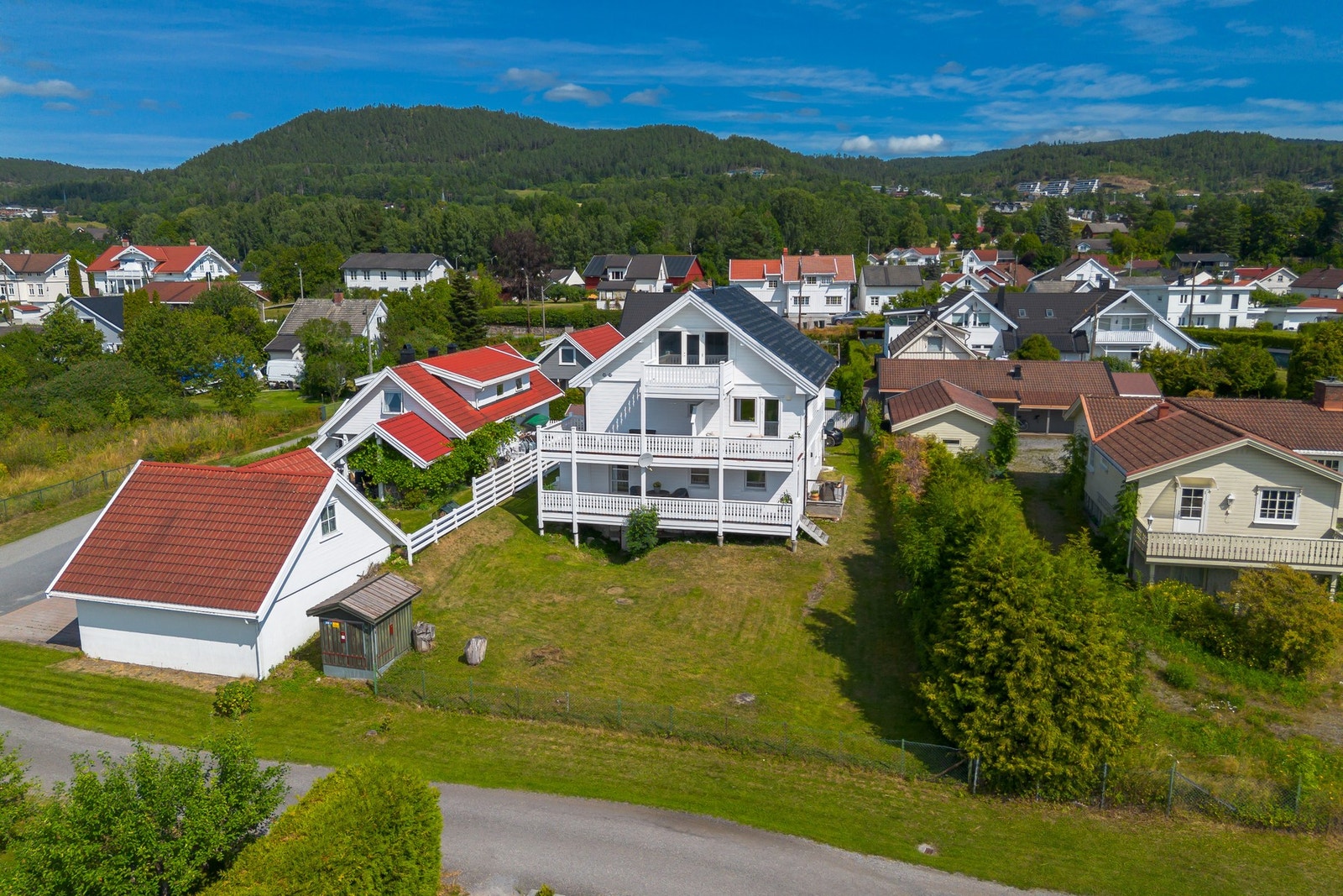 Området grenser til vakker natur med skogsområder og turstier som innbyr til både korte ettermiddagsturer og lengre utflukter året rundt. Galleribilde
