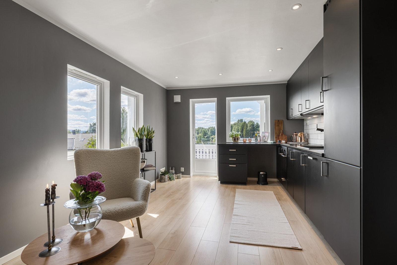 Her er det plass til sofagruppe og en mindre spiseplass. Galleribilde