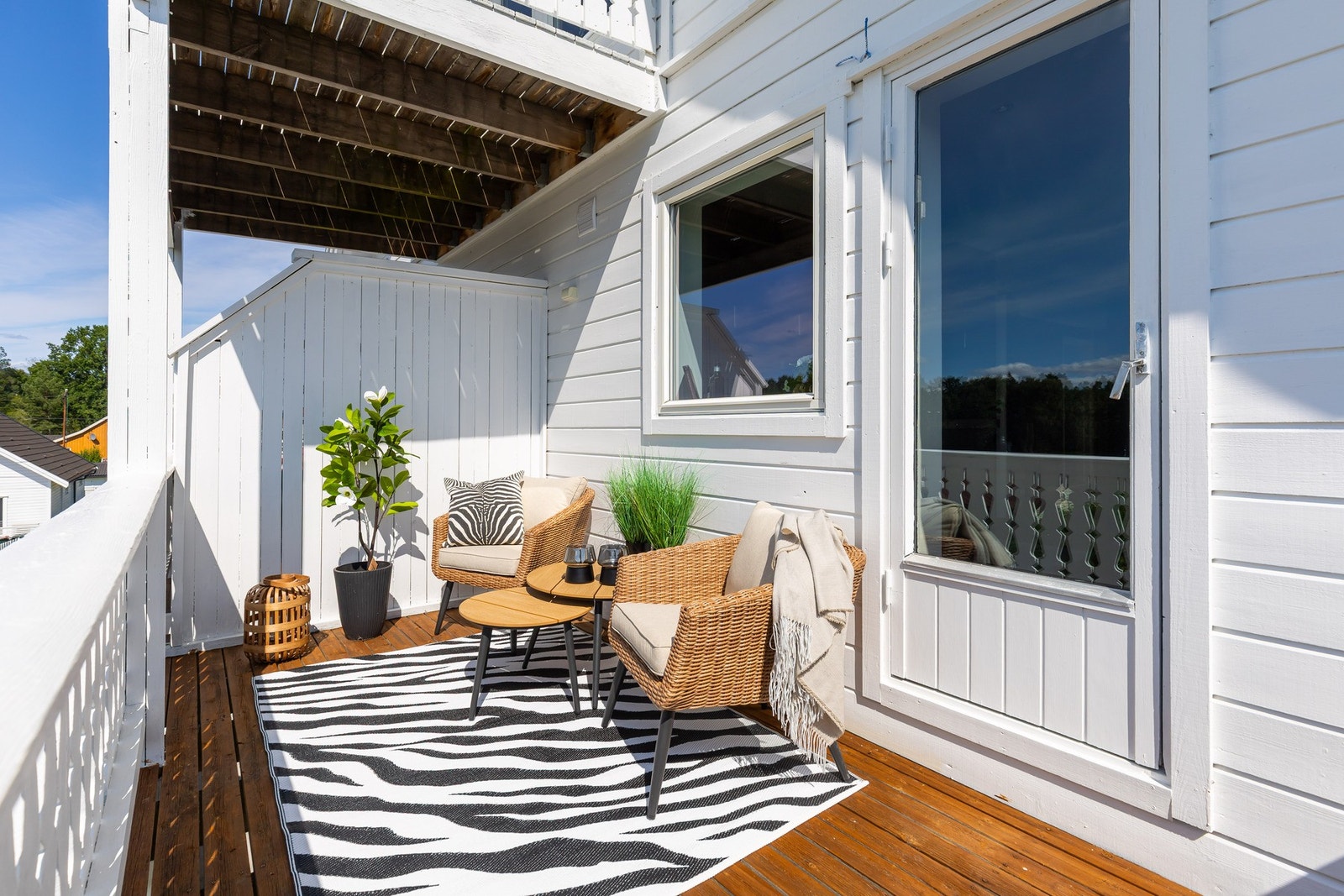 Terrassen byr på fin plass til sittegruppe og utemøbler, og gir gode muligheter for å nyte både morgenkaffen, rolige ettermiddager og måltider utendørs i sommerhalvåret. Galleribilde