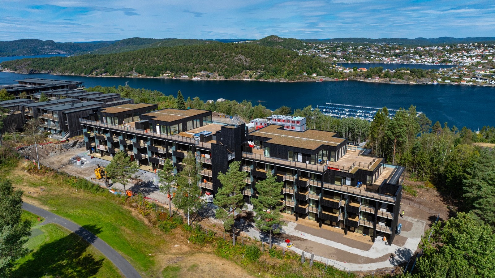 Privatmegleren ved Morten Liavaag har gleden av å presentere denne delikate 3-roms ferieleiligheten beliggende ved sjøen på Kragerø Resort. Galleribilde