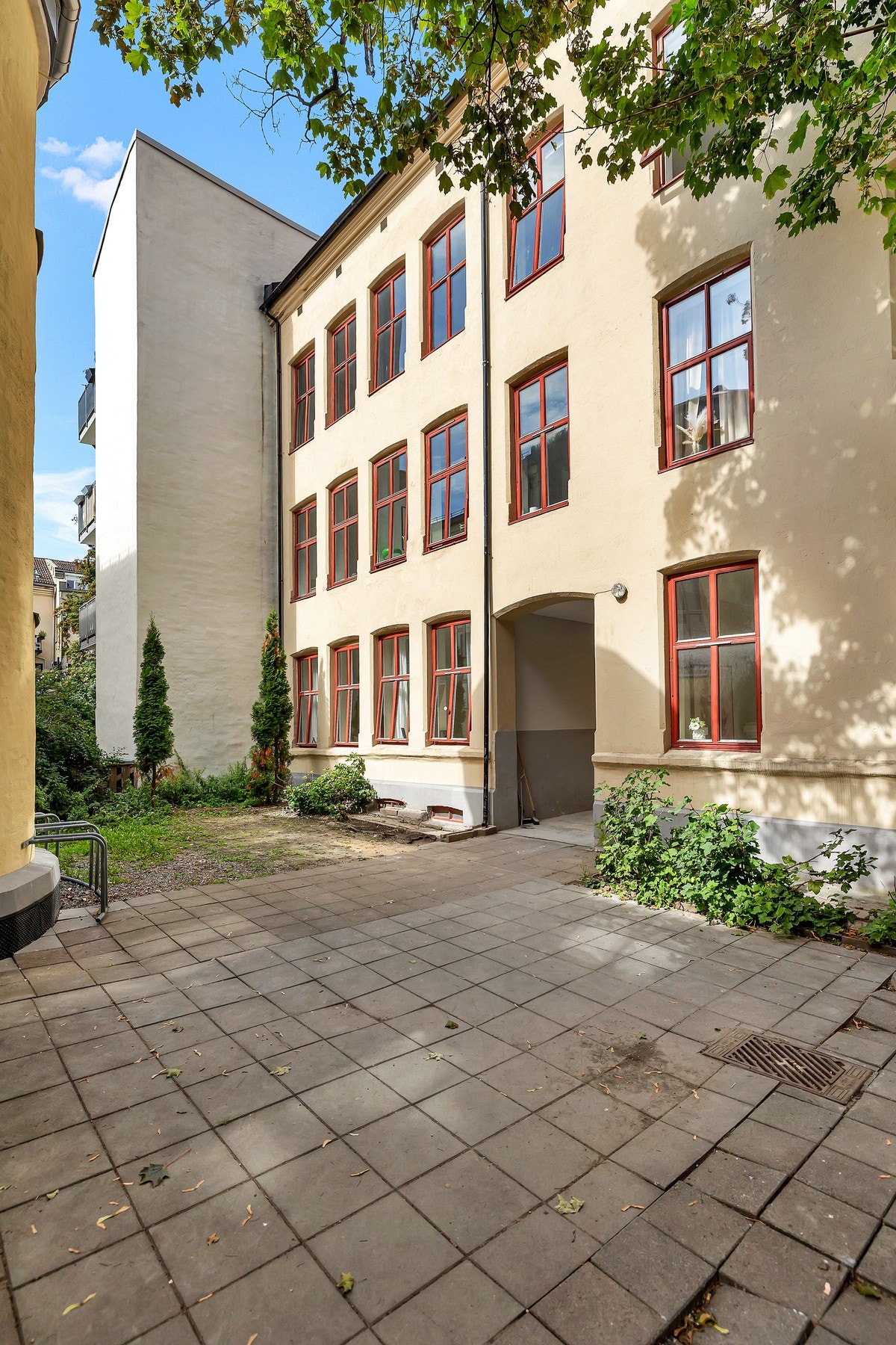 Koselig bakgård. Galleribilde