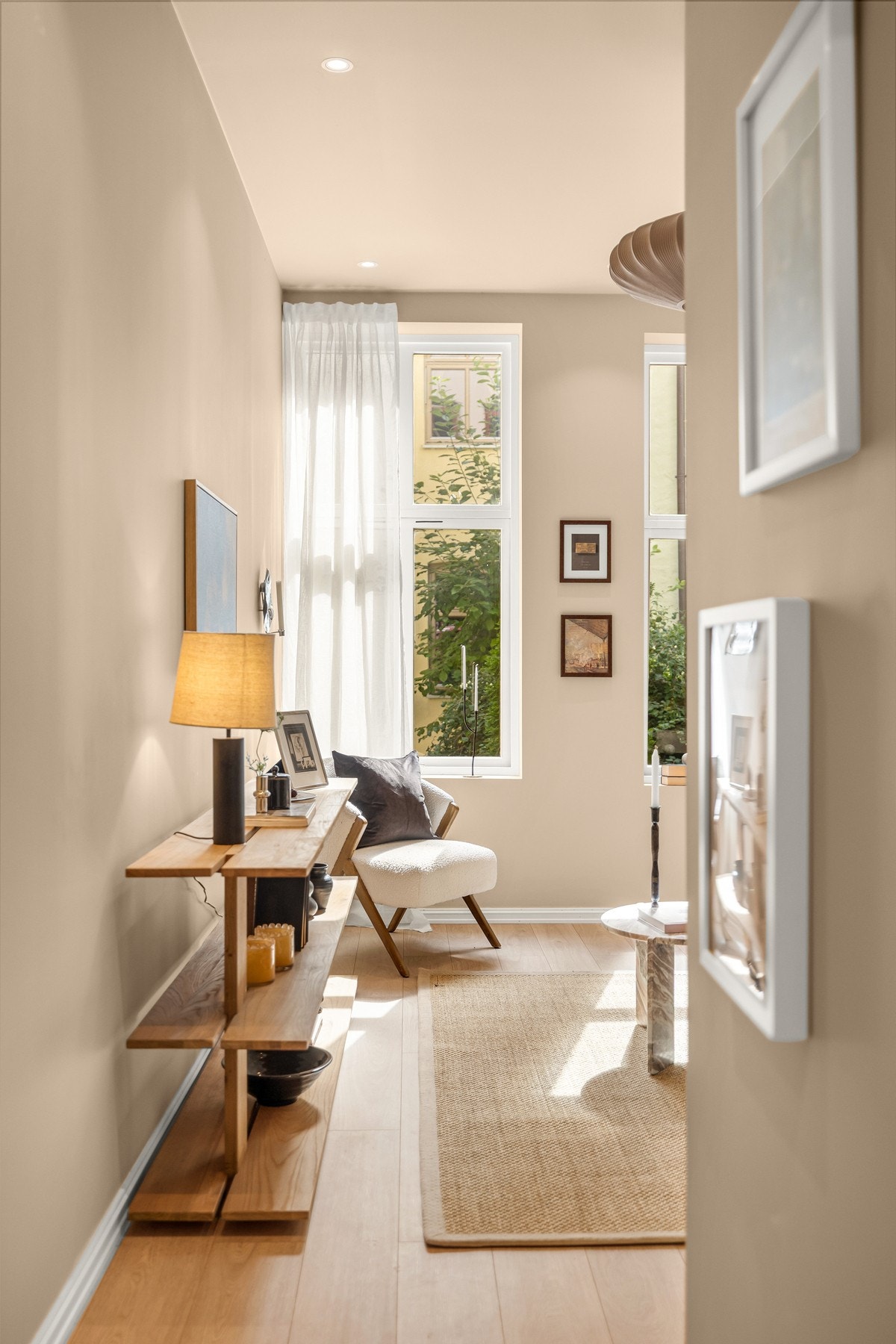 Store vinduer som slipper inn rikelig med naturlig lys. Galleribilde