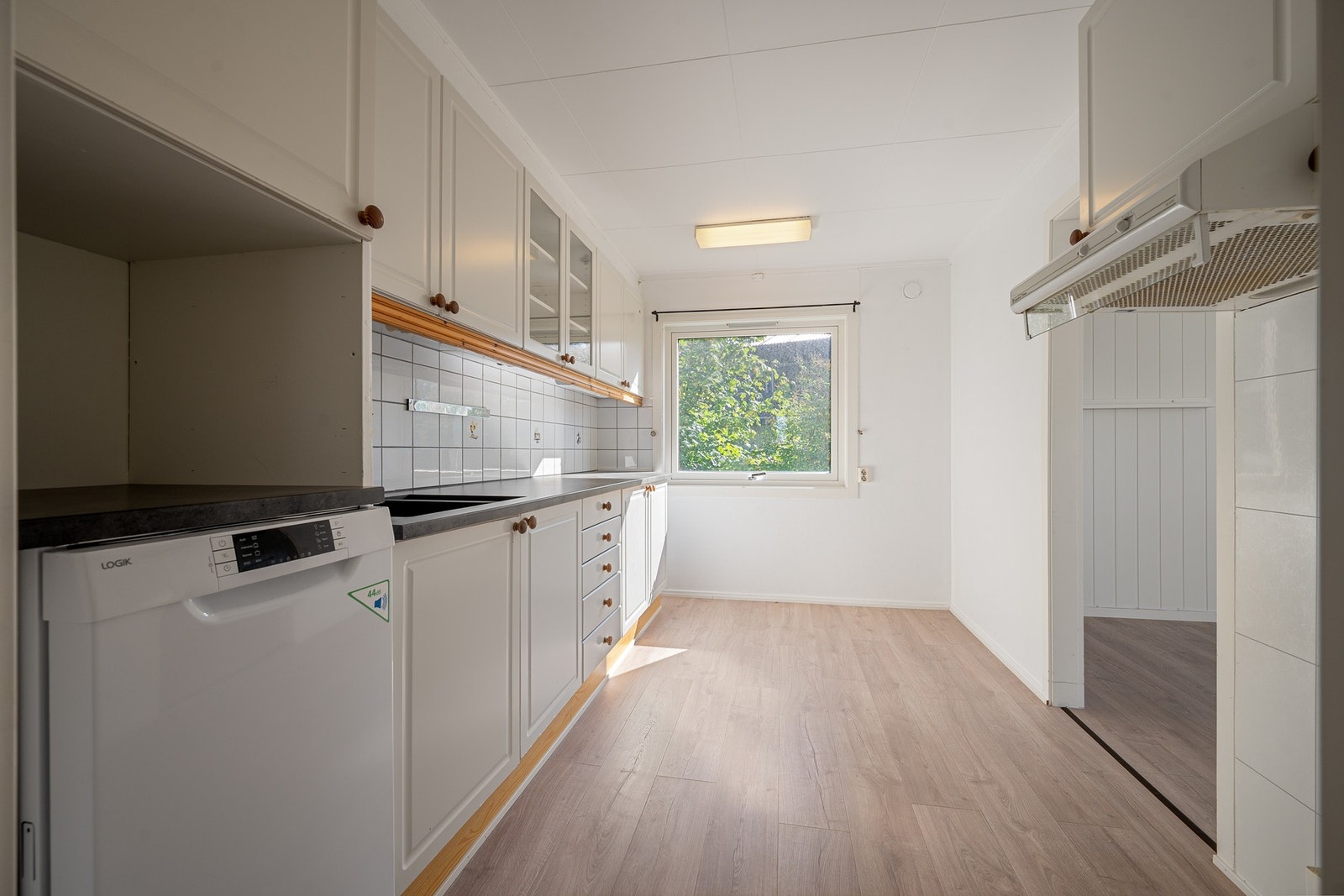 Det er kjøkkenventilator med kullfilter, samt plass til frittstående komfyr, oppvaskmaskin og kjøleskap. Galleribilde