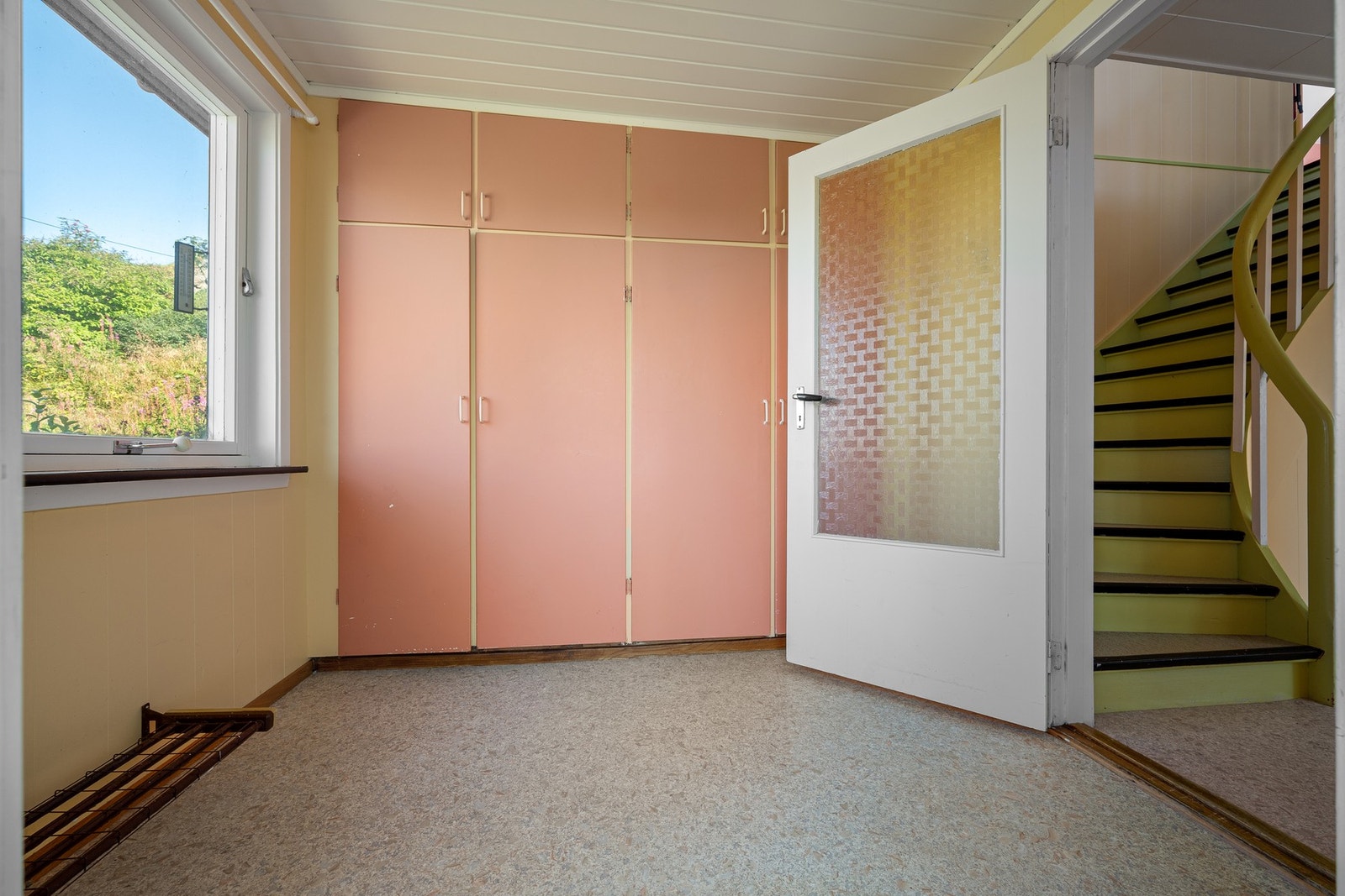Inngangsparti med gode oppbevaringsmuligheter - videre har du større mellomgang med trappeoppgang til 2. etasje. Galleribilde