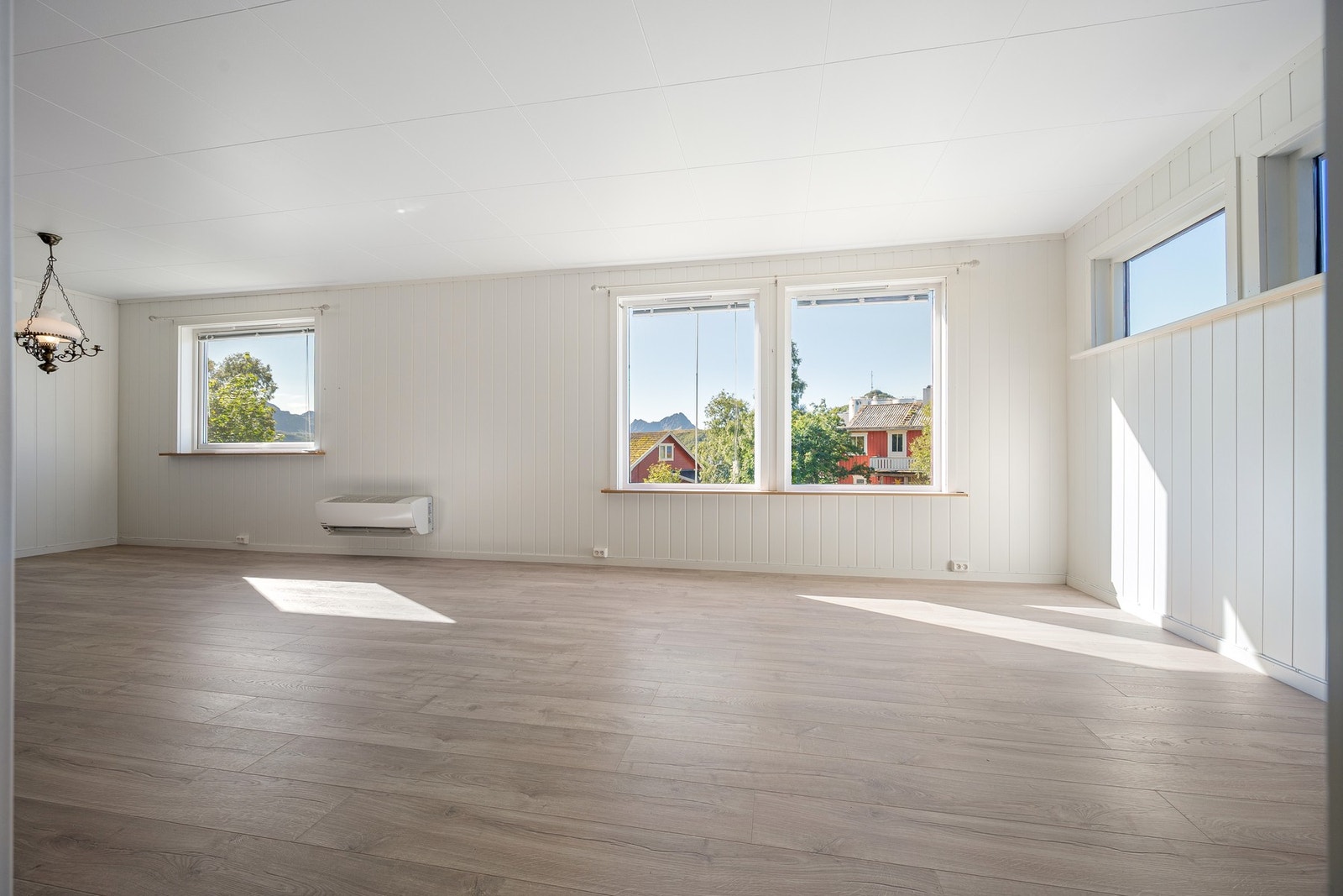 Store vindusoverflater som gir godt med naturlig lysinnslipp. Galleribilde