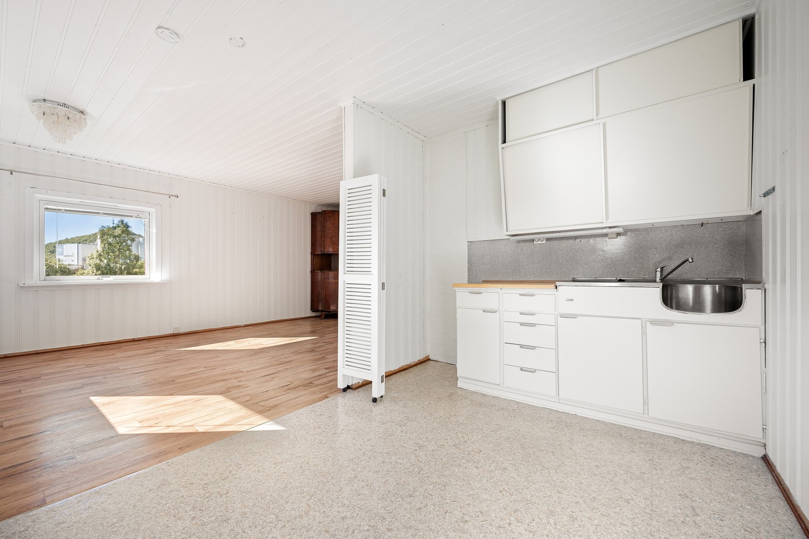 I kobling til stue har du kjøkken med muligheter for å innrede med hvitevarer. Galleribilde