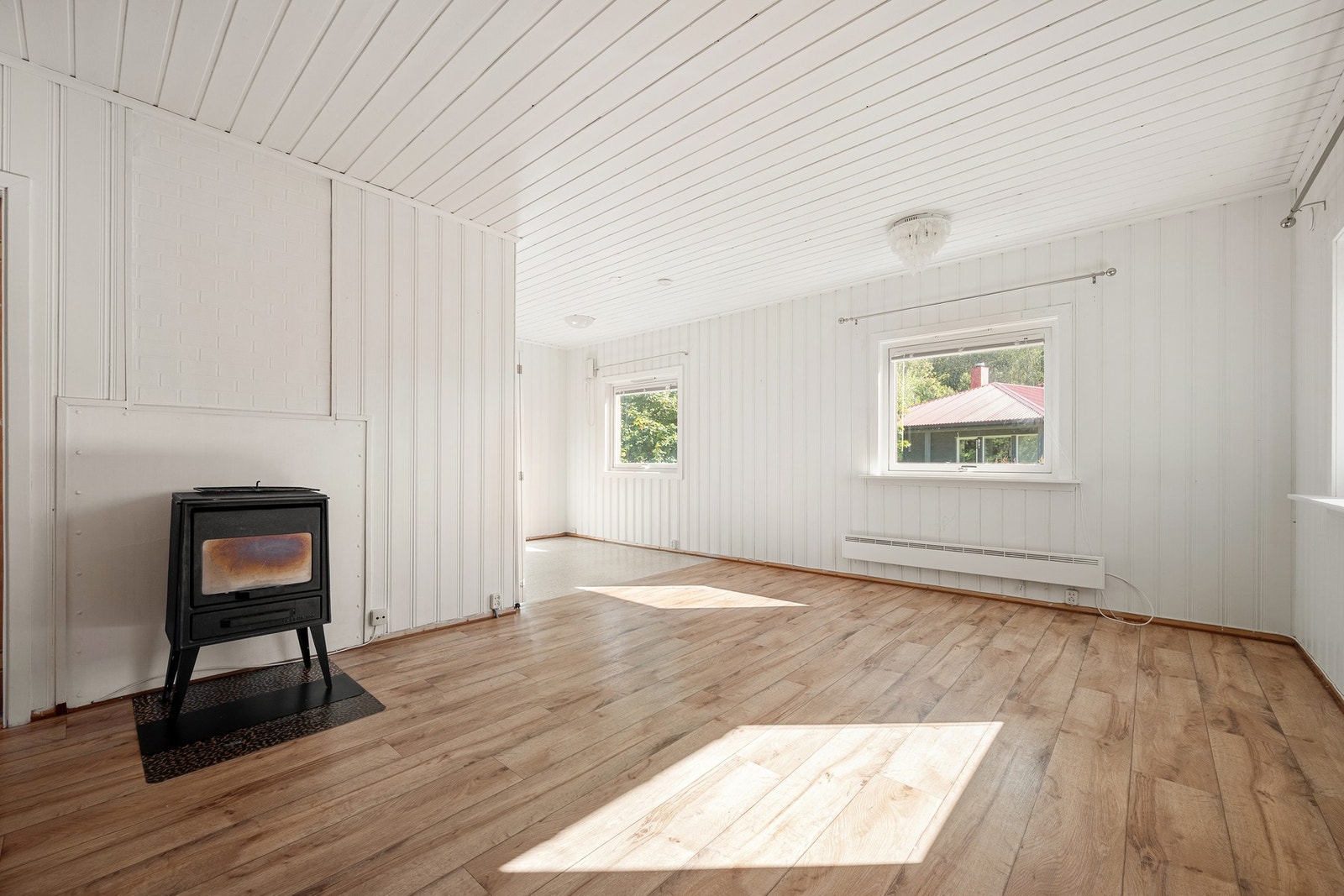 I stuen har du flere vindusoverflater med rikelig naturlig lysinnslipp, samt vedfyring og panelovn som varmekilde. Galleribilde