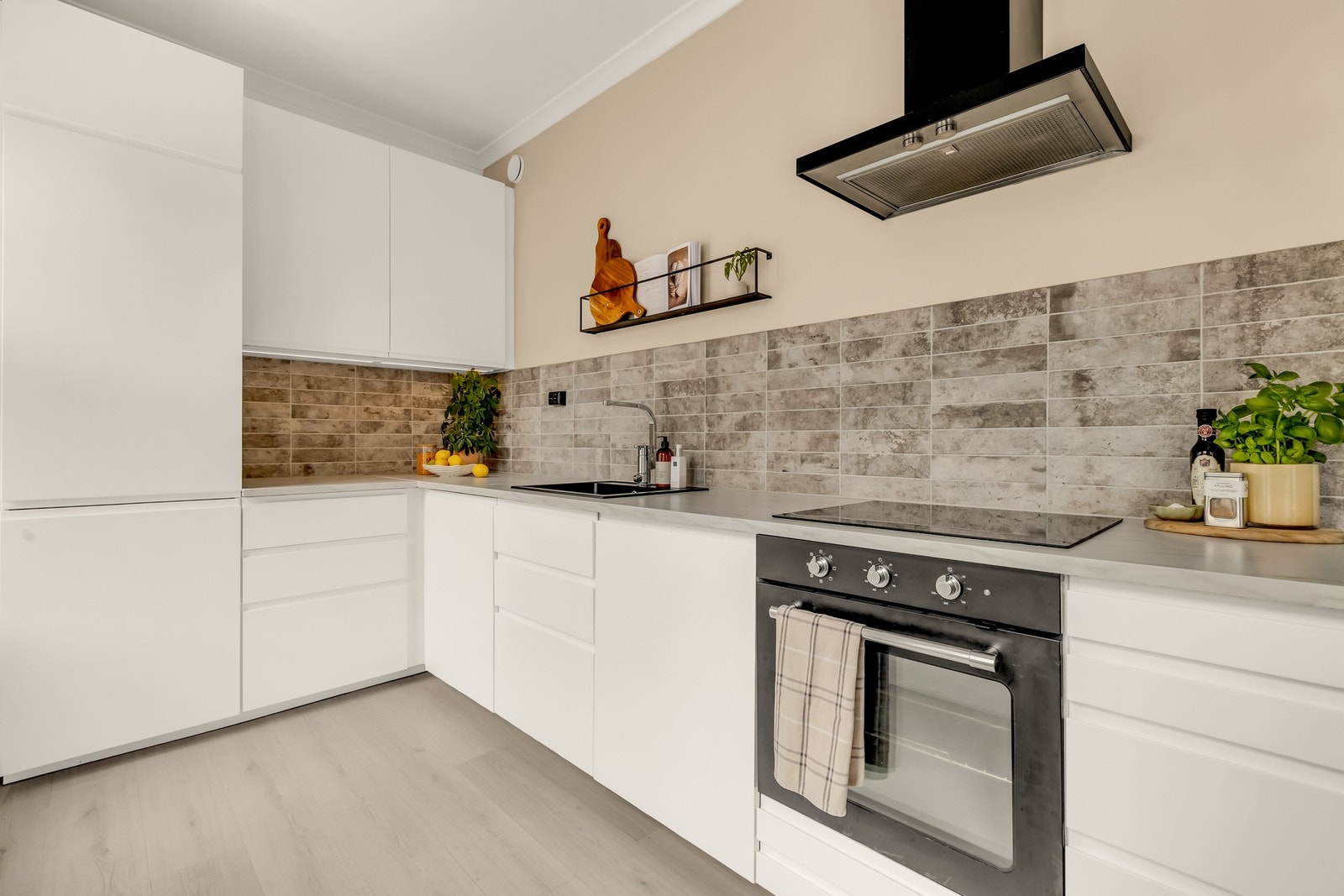 Innbydende, pent Ikea kjøkken fra 2019 med åpen løsning mot stuen. Galleribilde